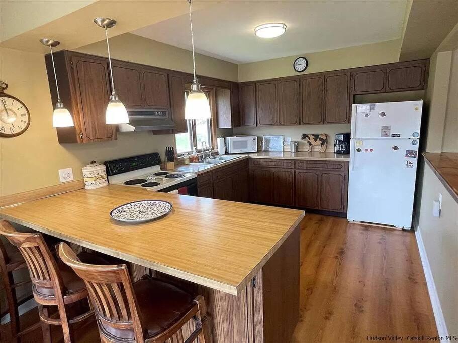 Three-Bedroom House photo 3
