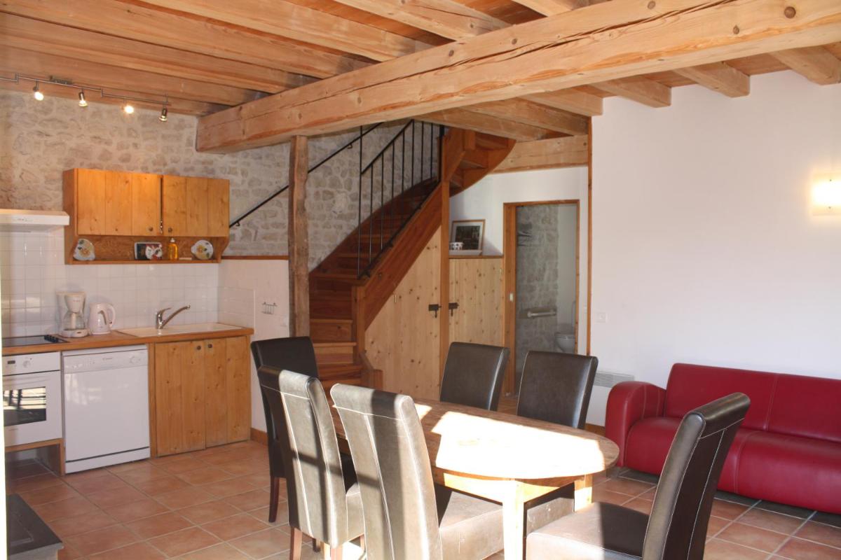 Comfort Three-Bedroom Apartment - Photo 11