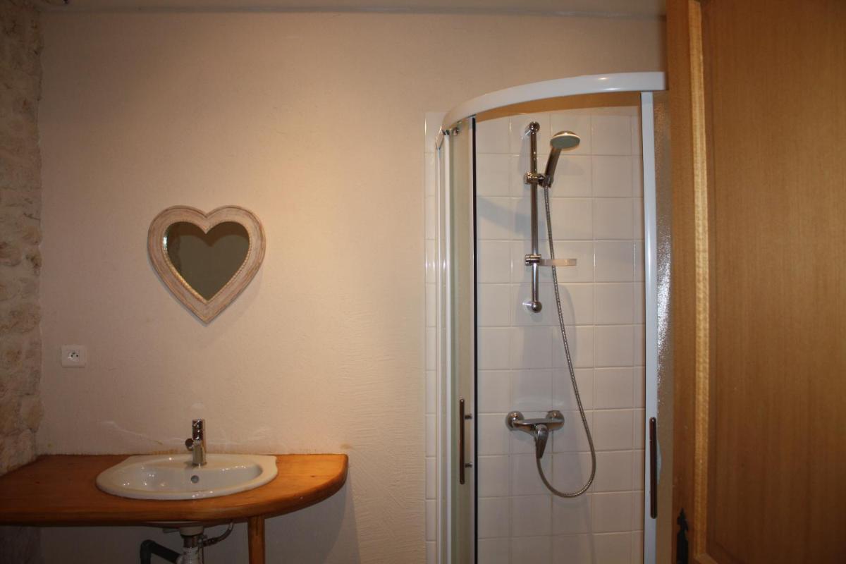 Comfort Three-Bedroom Apartment - Photo 13