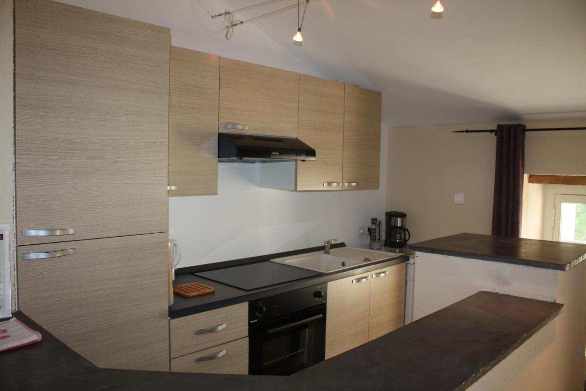 Comfort Three-Bedroom Apartment - Photo 14
