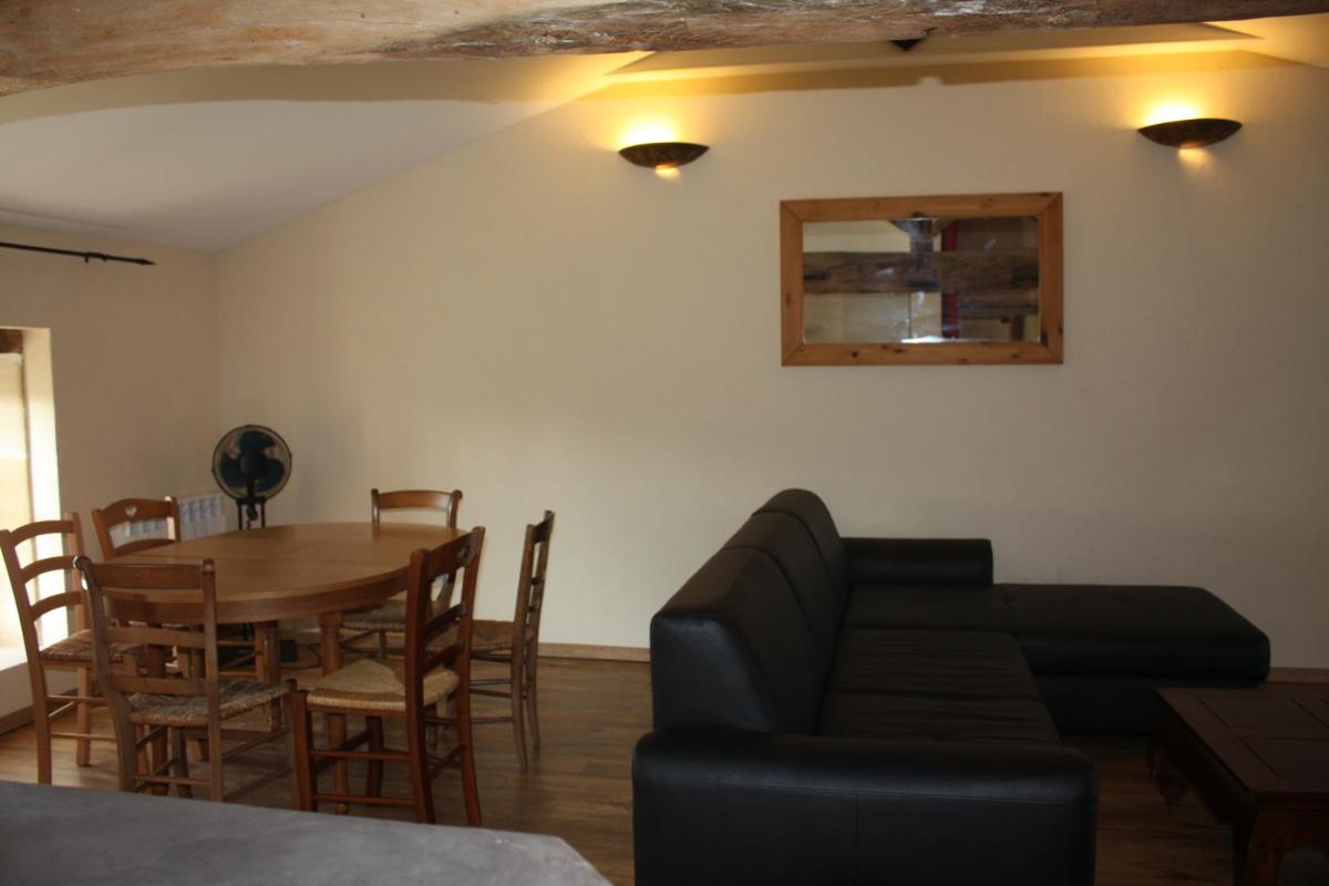 Comfort Three-Bedroom Apartment - Photo 15