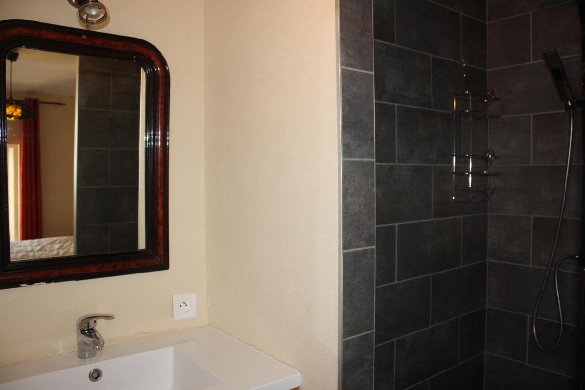 Comfort Three-Bedroom Apartment - Photo 17