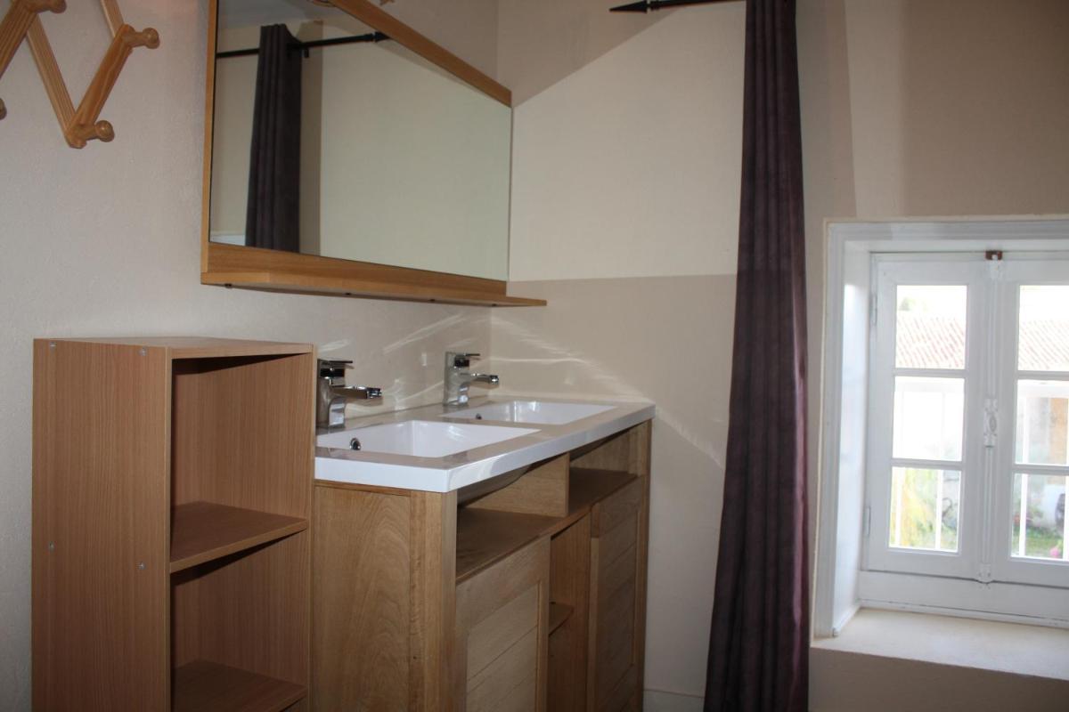 Comfort Three-Bedroom Apartment - Photo 18