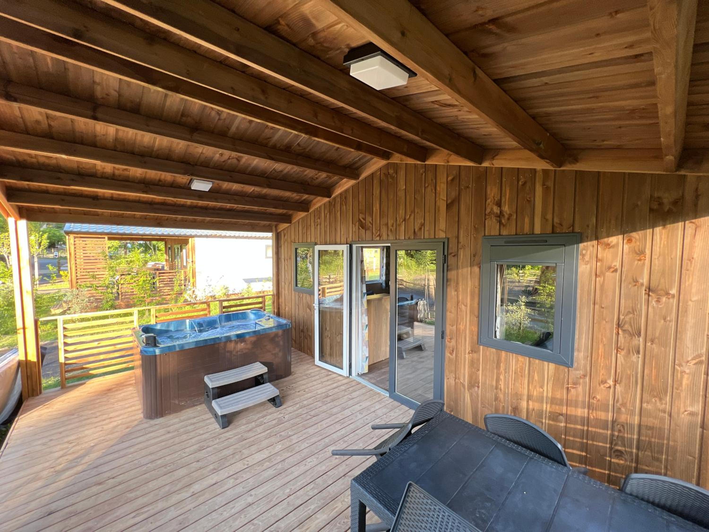 Three-Bedroom Chalet with Spa Bath (6 Adults) - Photo 6