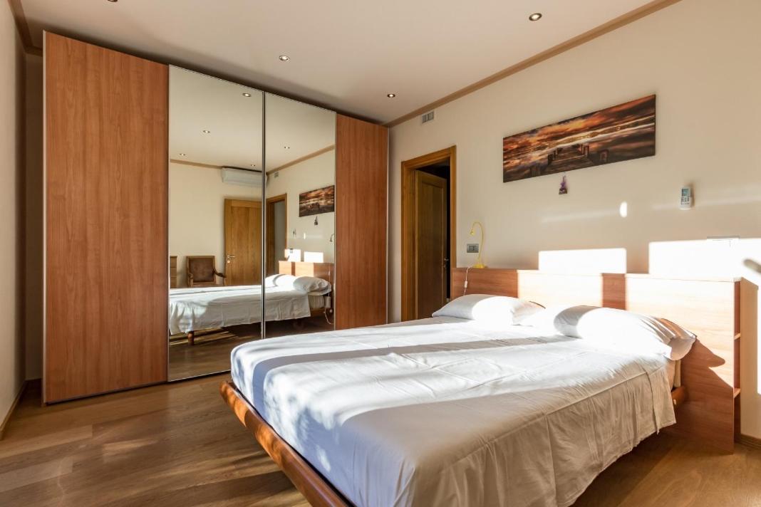 Six-Bedroom Villa  photo 1