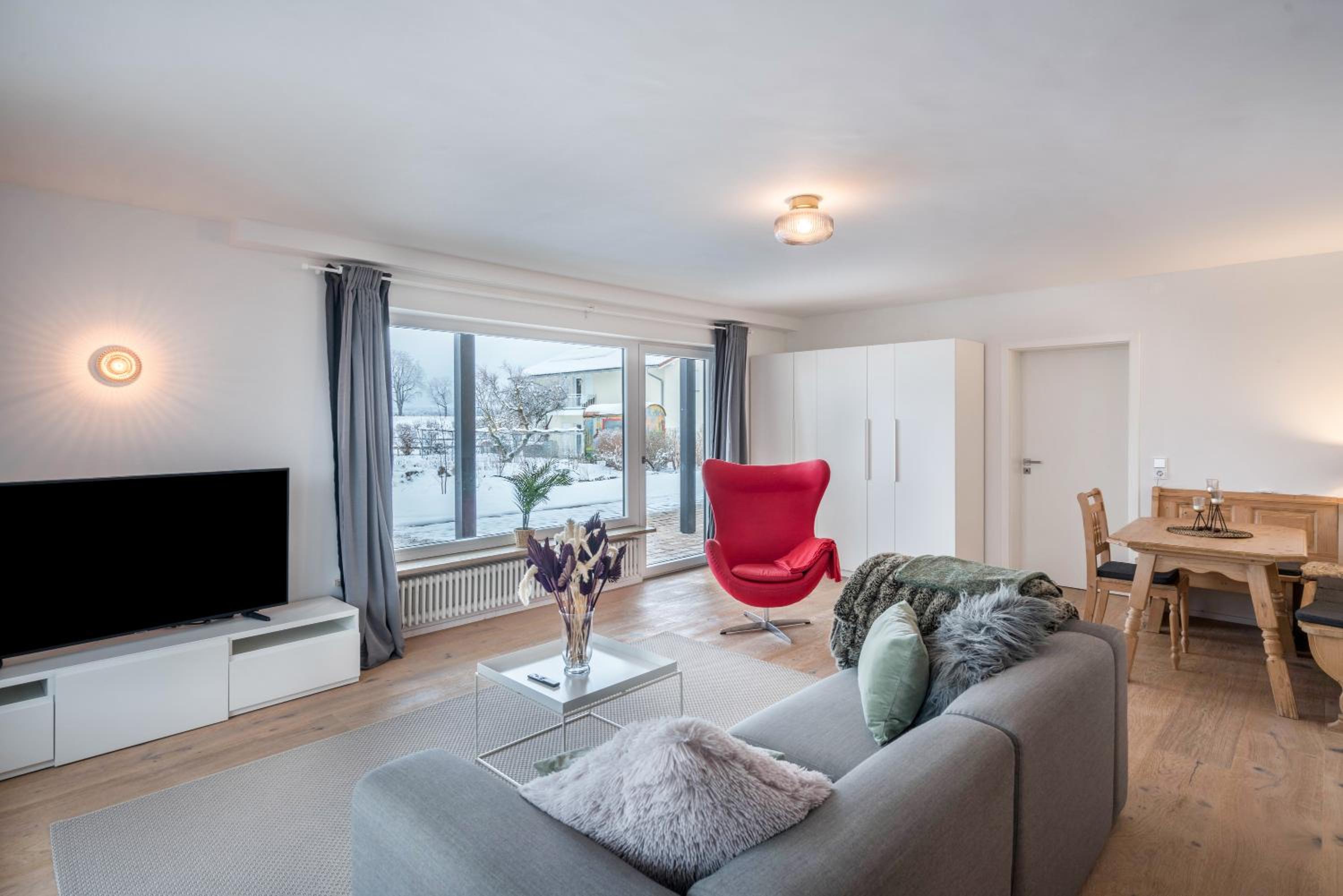 One-Bedroom Apartment with Lake View