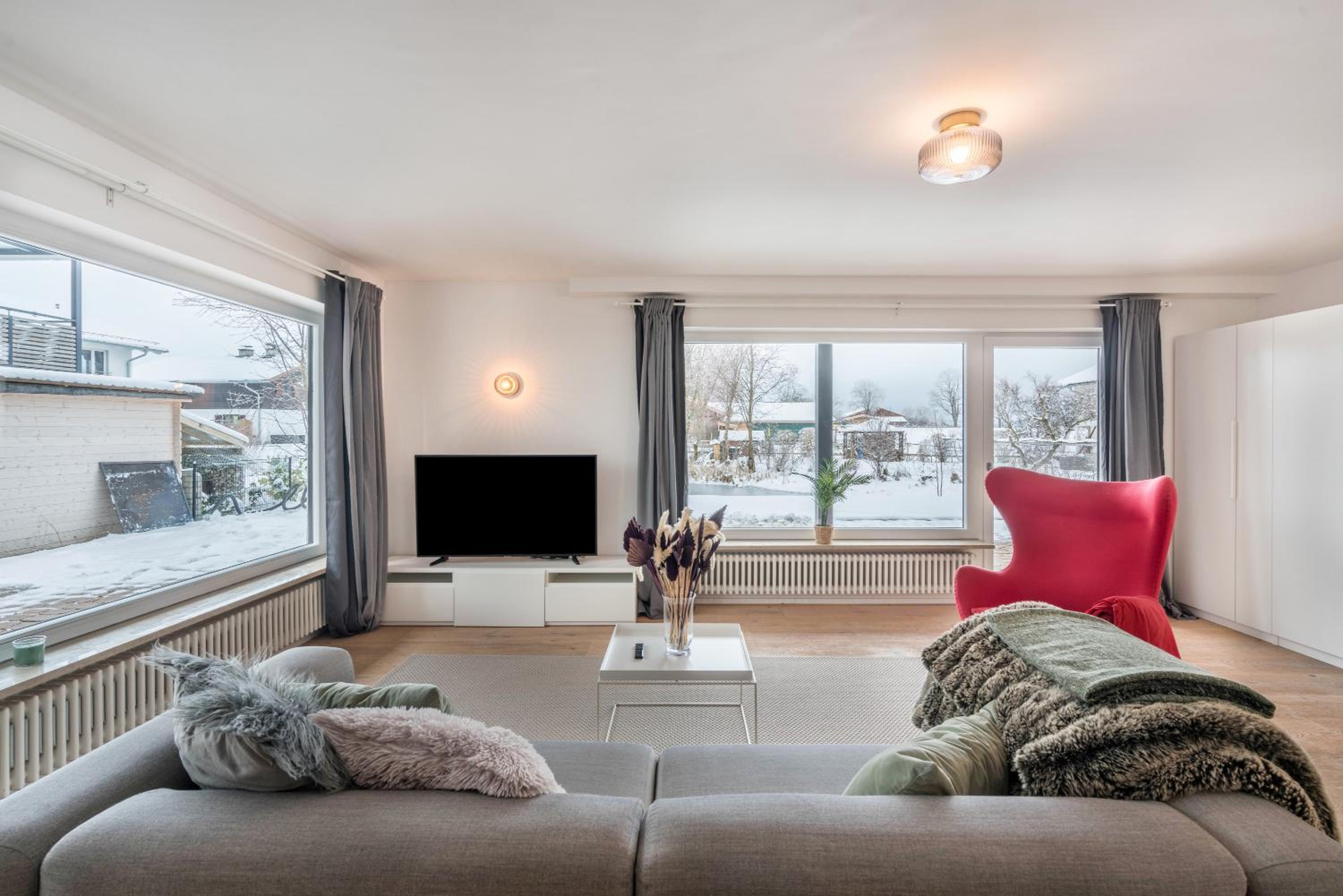 One-Bedroom Apartment with Lake View photo 2