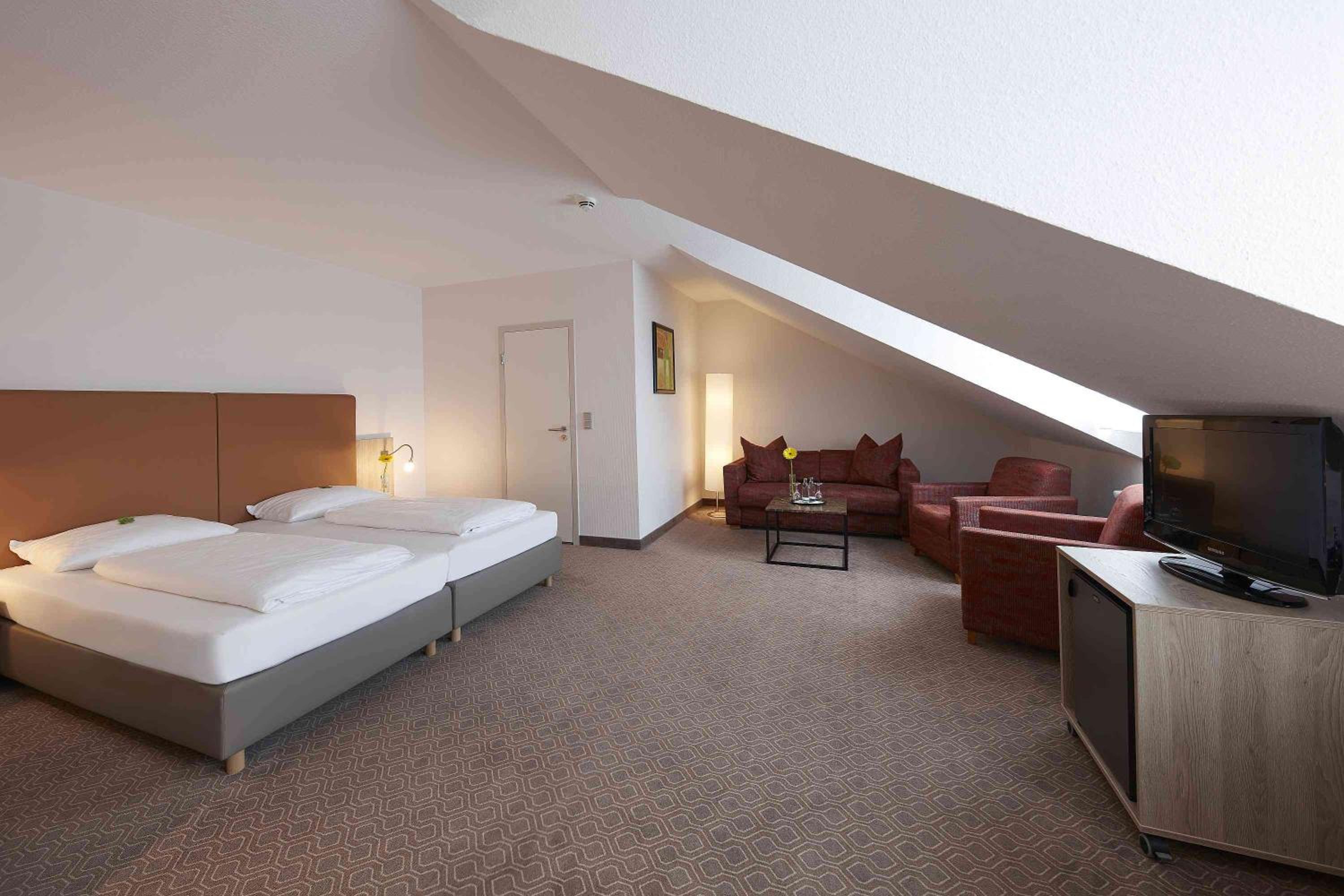 Business Double Room thumbnail 5