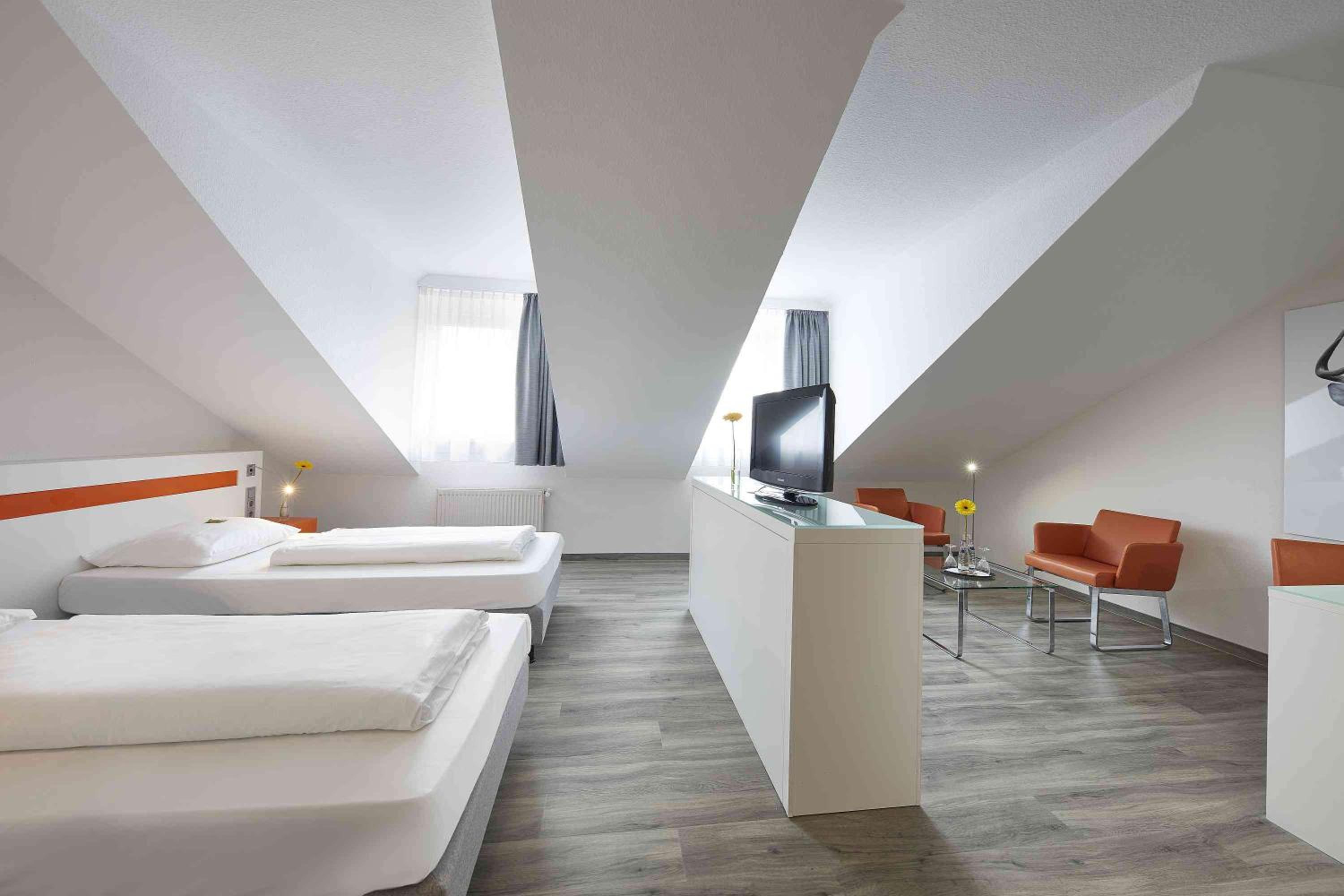 Business Twin Room thumbnail 6