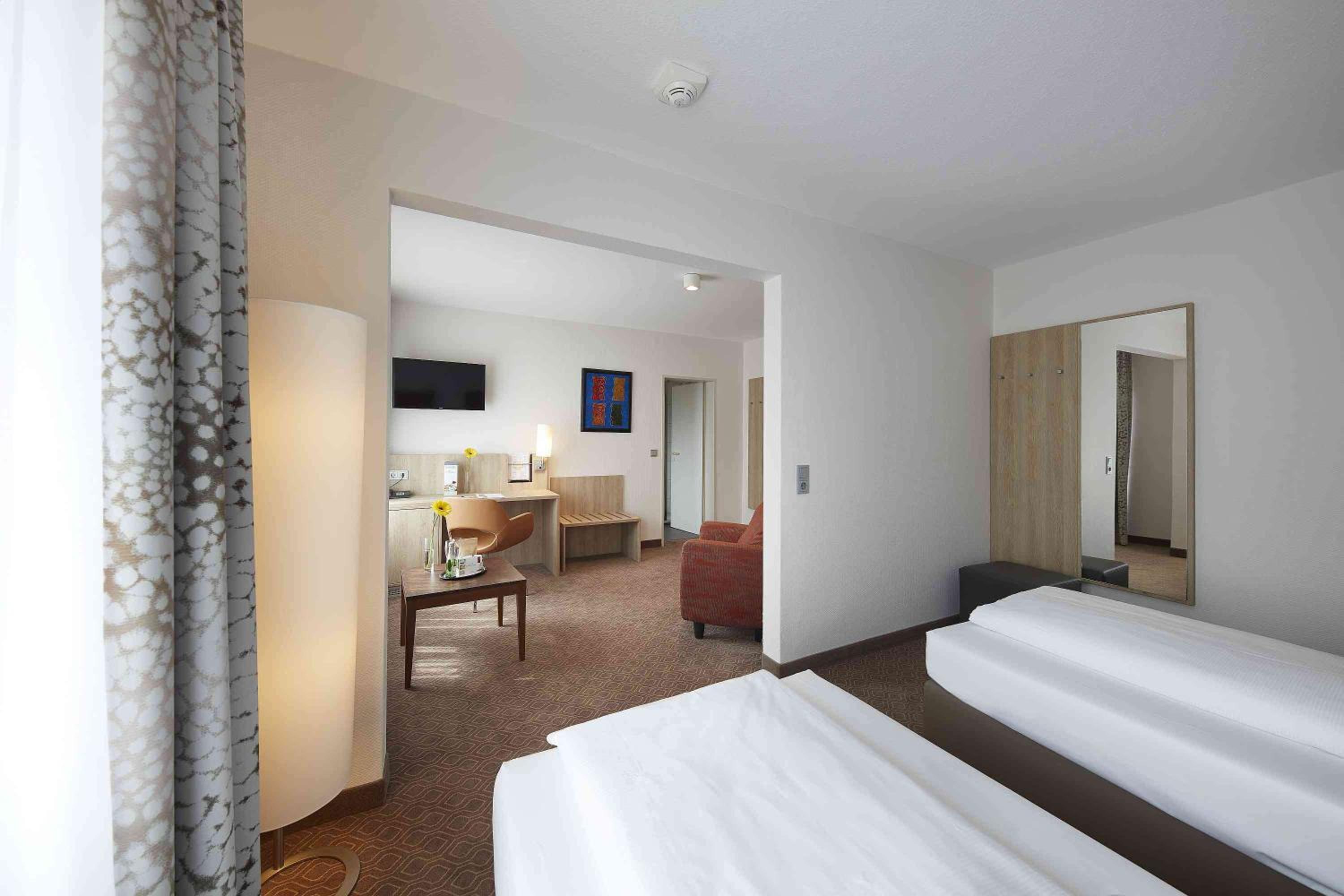 Superior Double Room thumbnail 5