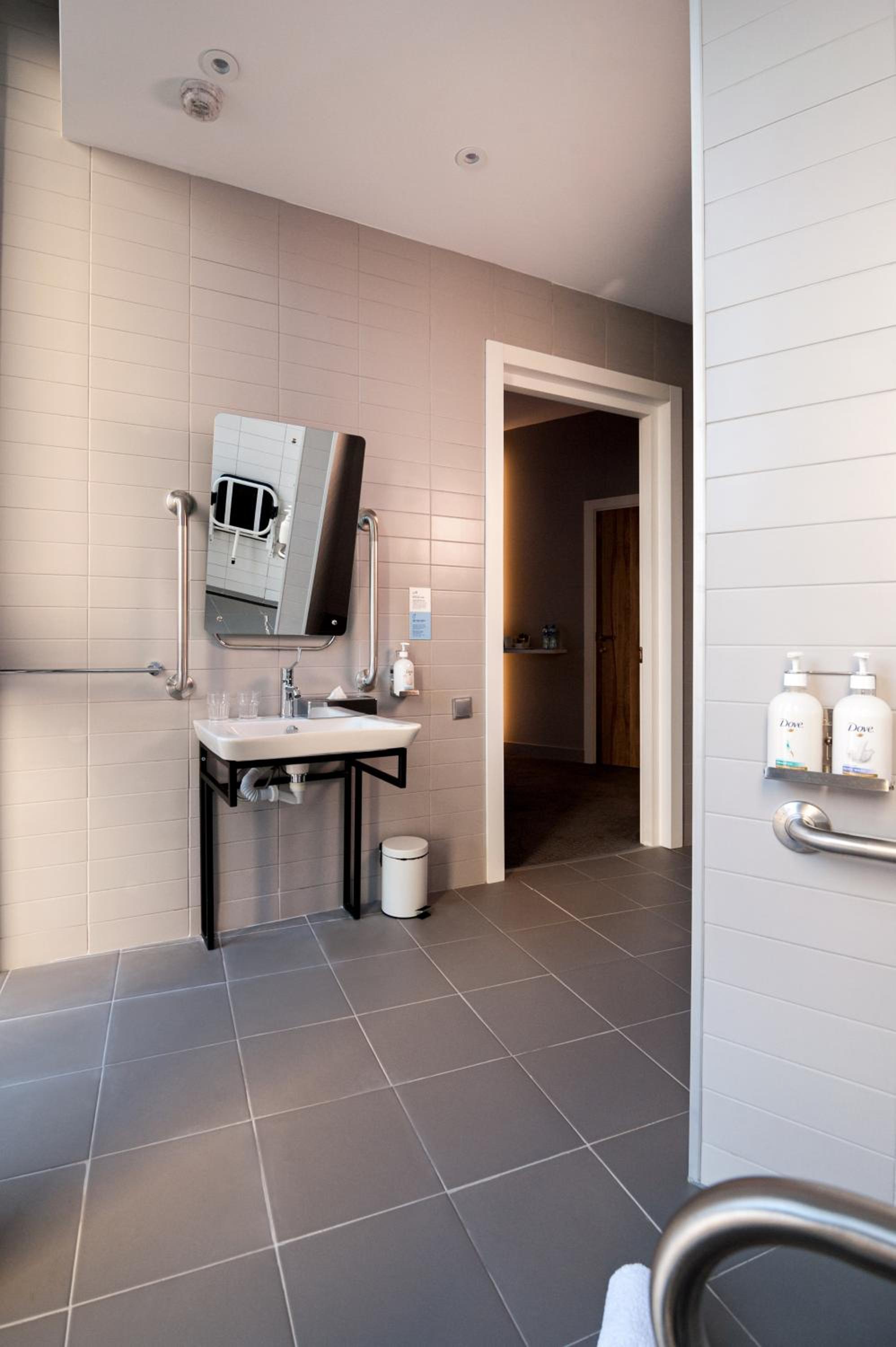 Standard Queen Room - Accessible with Free Breakfast - Photo 2
