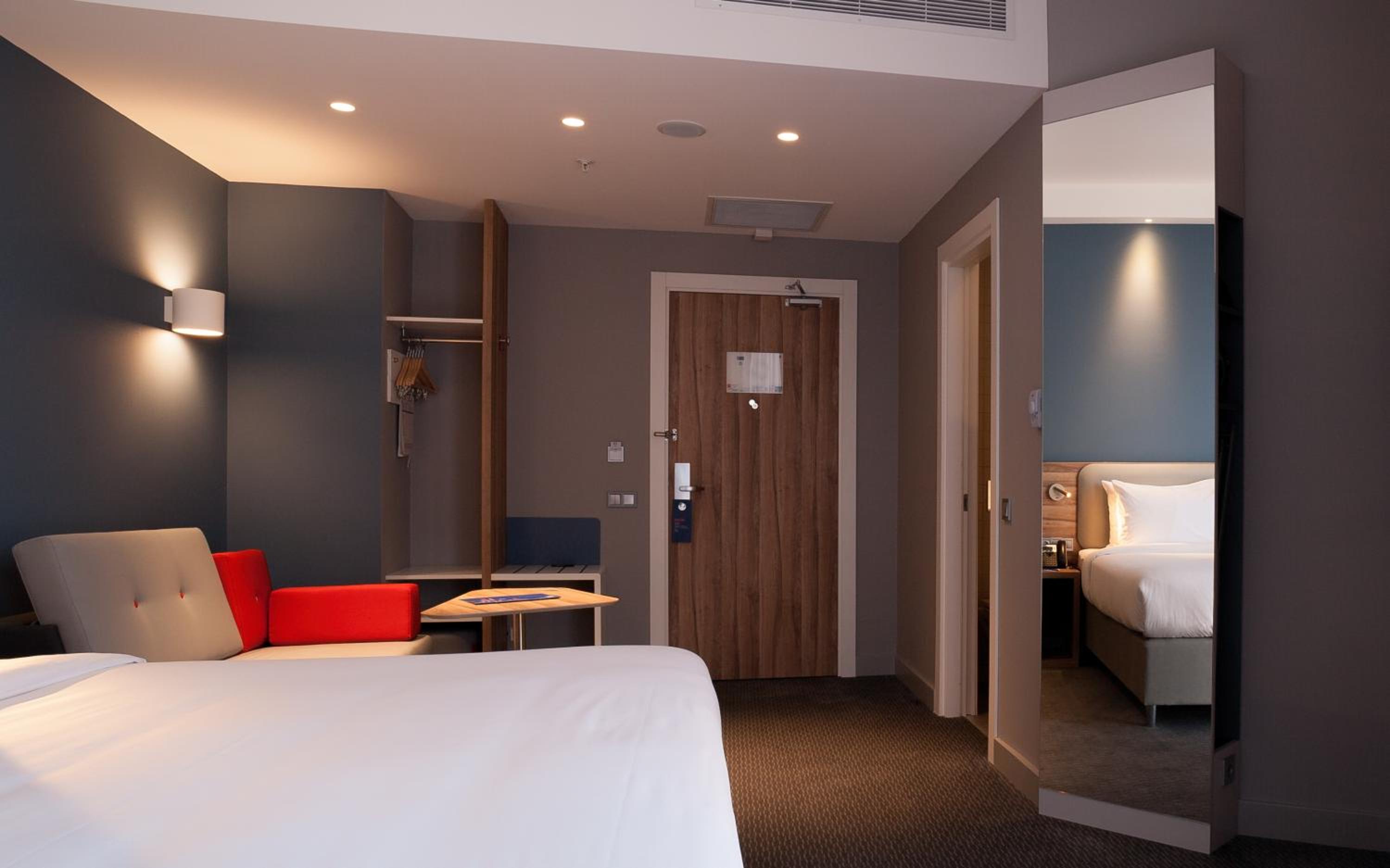 Standard King Room with Sofa Bed - Photo 3