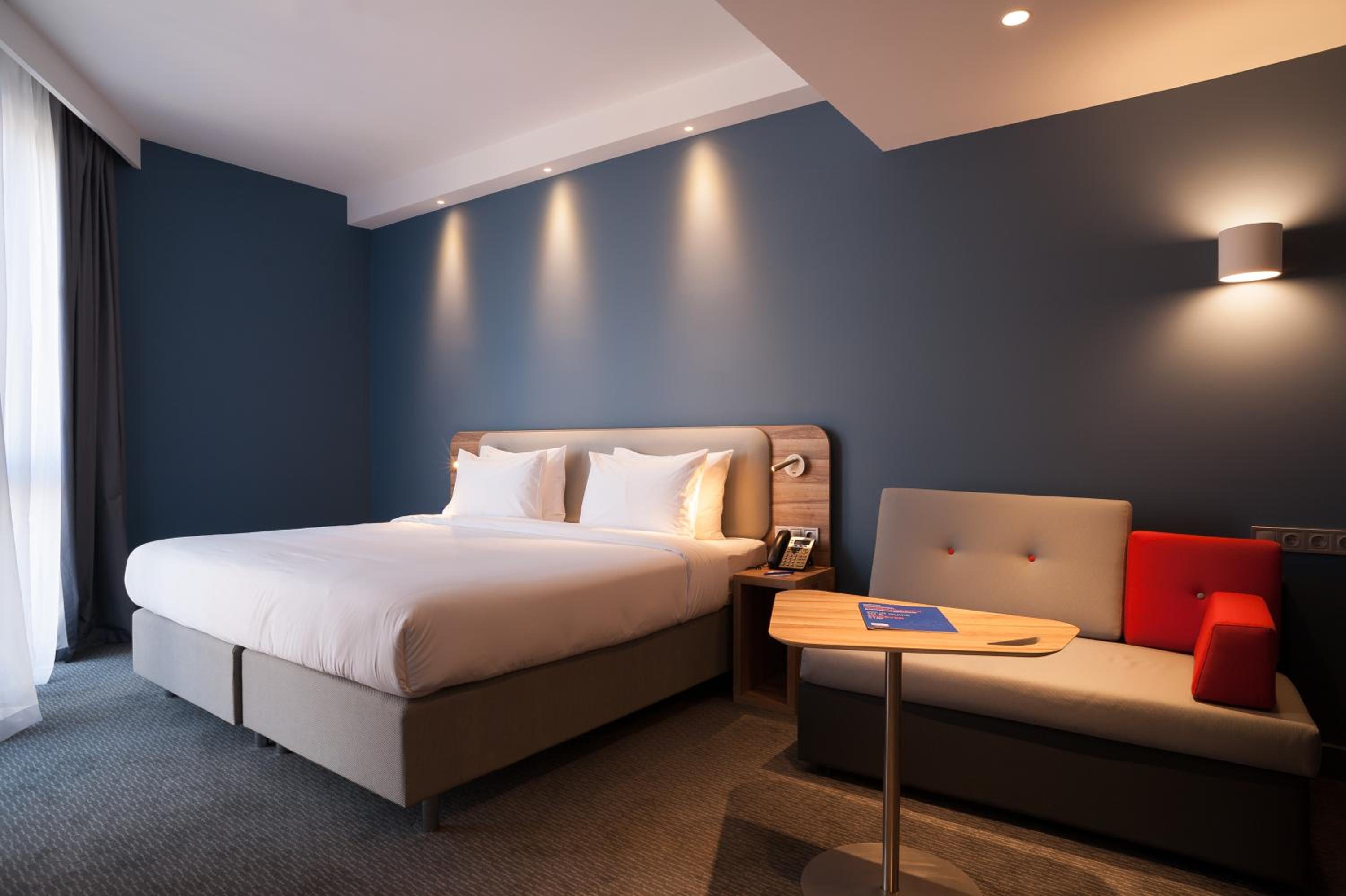 Standard King Room with Sofa Bed - Photo 1