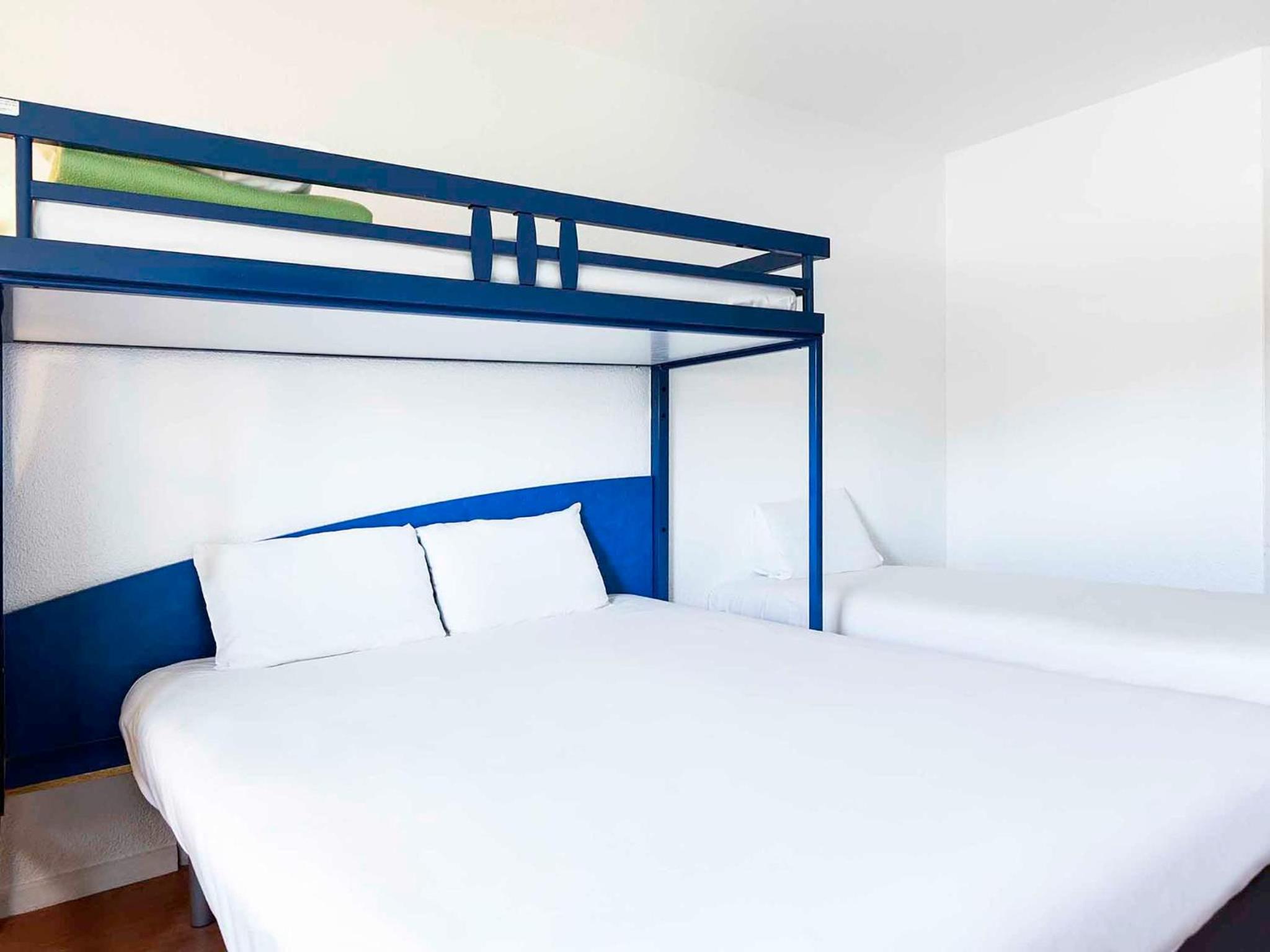 Family Room with One Double Bed and Two Single Beds photo 2