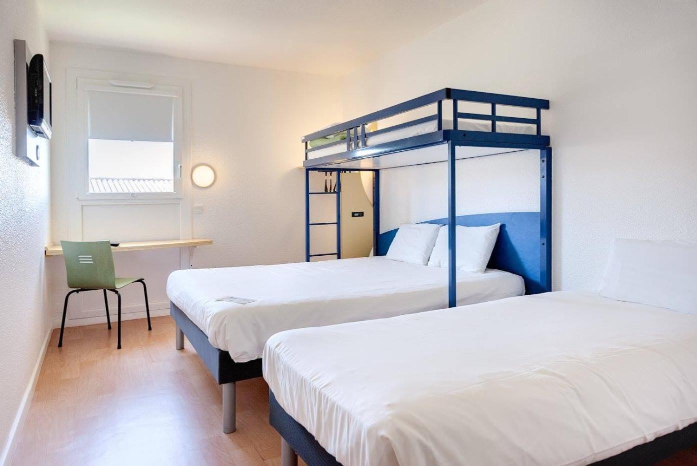 Family Room with One Double Bed and Two Single Beds photo 3