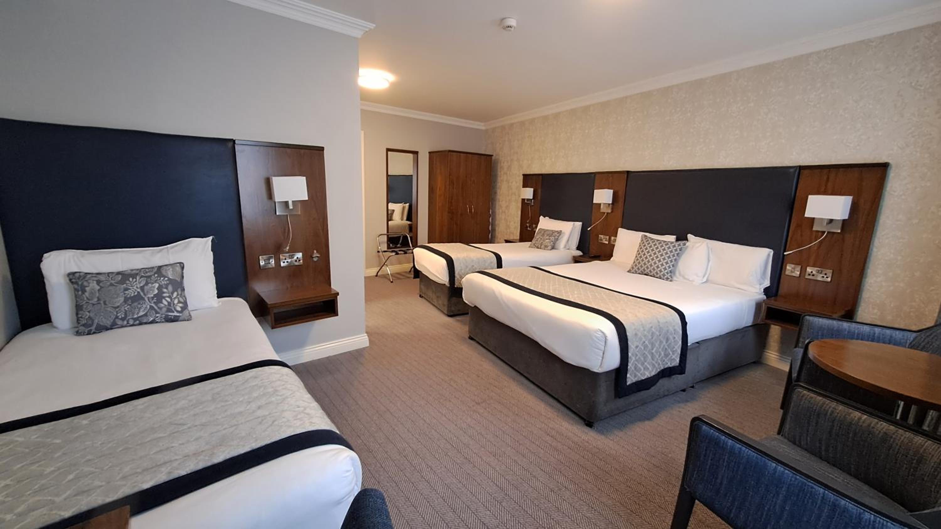 Quadruple Room - Photo 8