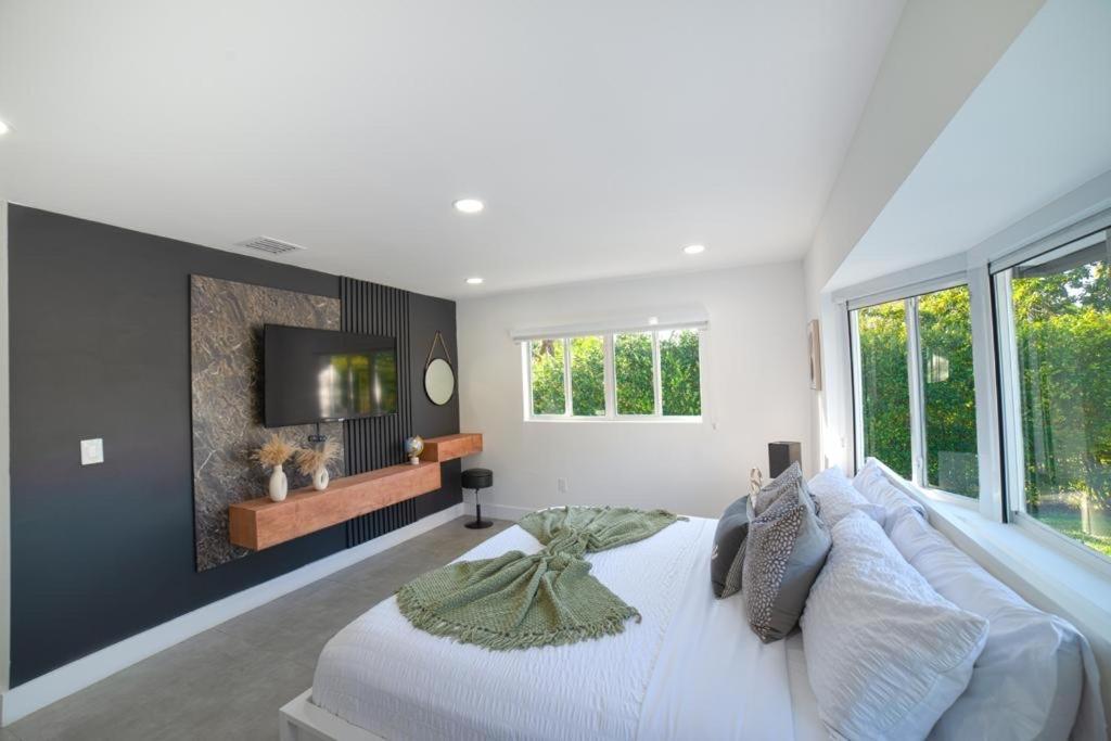 Five-Bedroom House - Photo 30