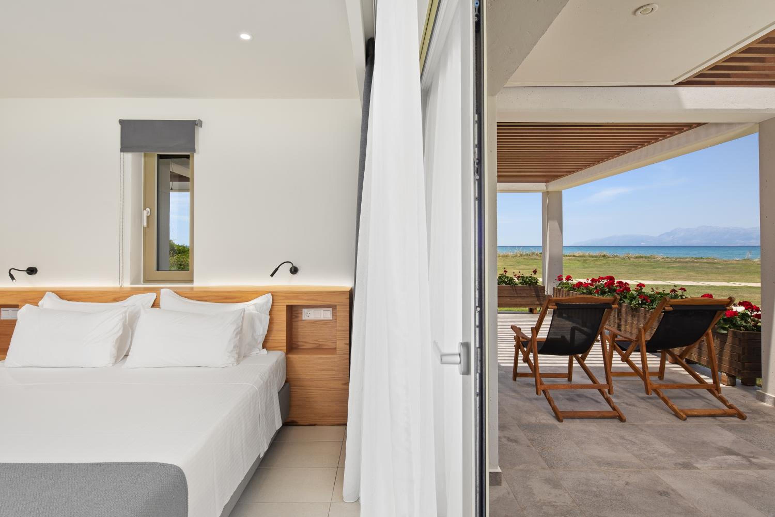 Deluxe Double Suite with Direct Sea View photo 1