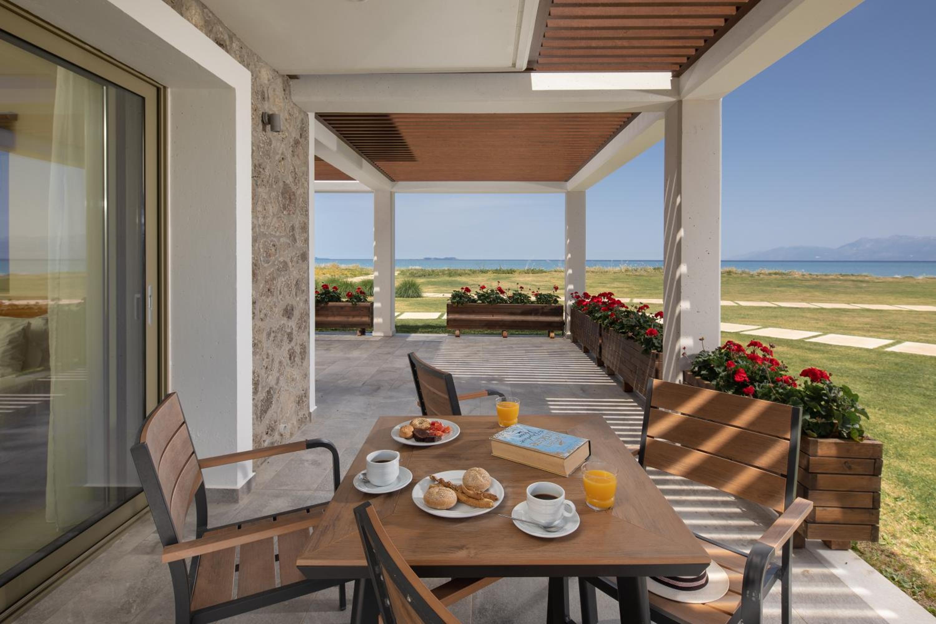 Deluxe Double Suite with Direct Sea View photo 3