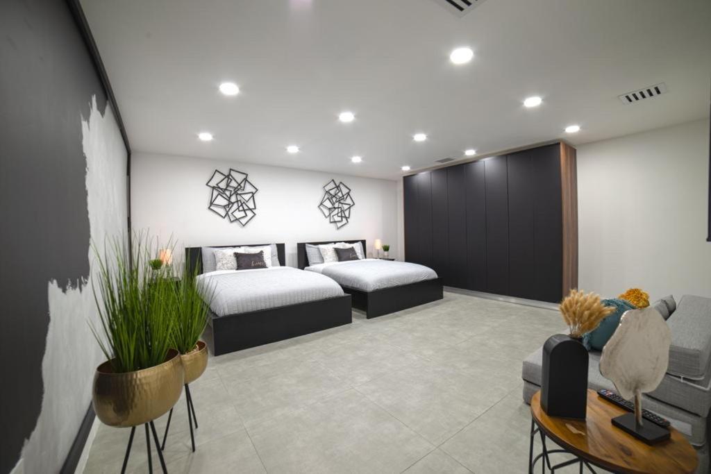 Five-Bedroom House - Photo 28