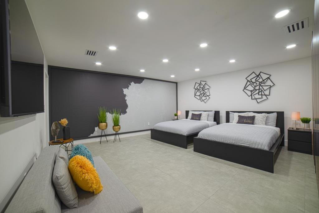 Five-Bedroom House - Photo 49