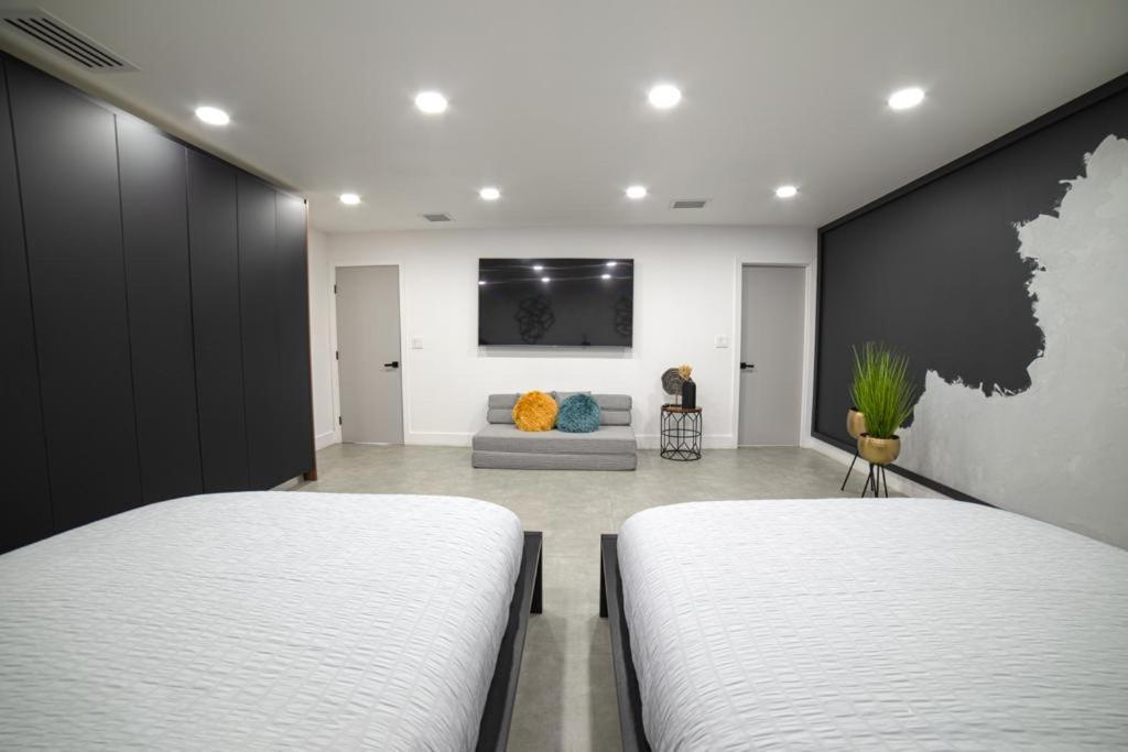 Five-Bedroom House - Photo 2