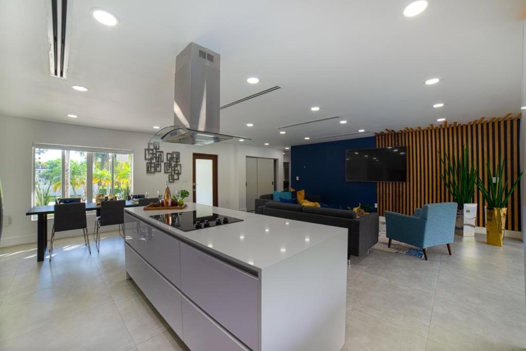 Five-Bedroom House - Photo 38