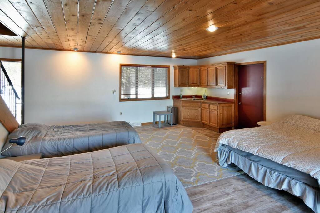 Five-Bedroom House photo 1