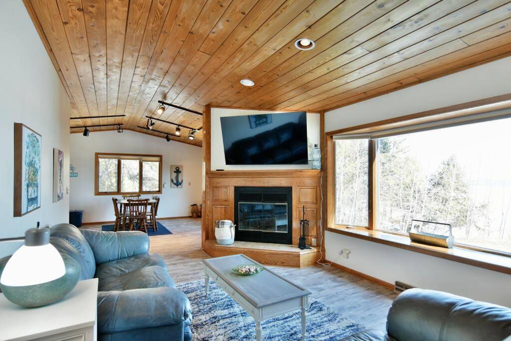 Five-Bedroom House photo 3