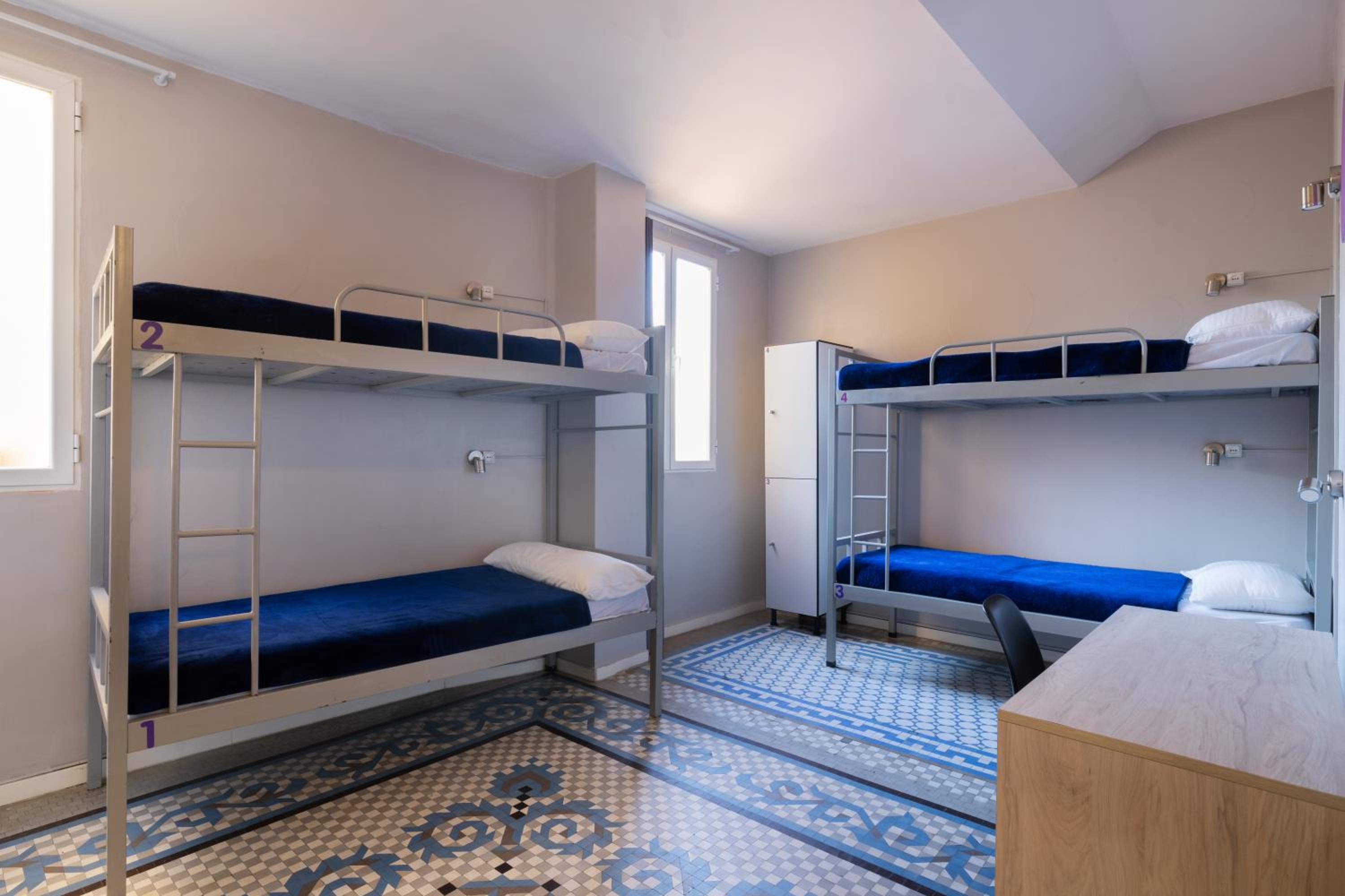 Cama Individual en Dormitorio Compartido de 4 Camas Mixto