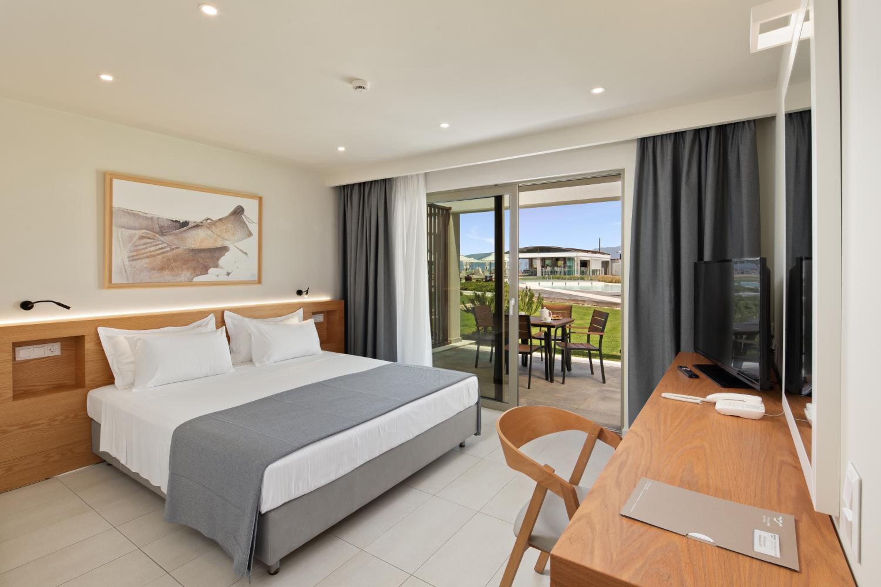 Deluxe Double Suite with Direct Access to the Pool and Side Sea View photo 1