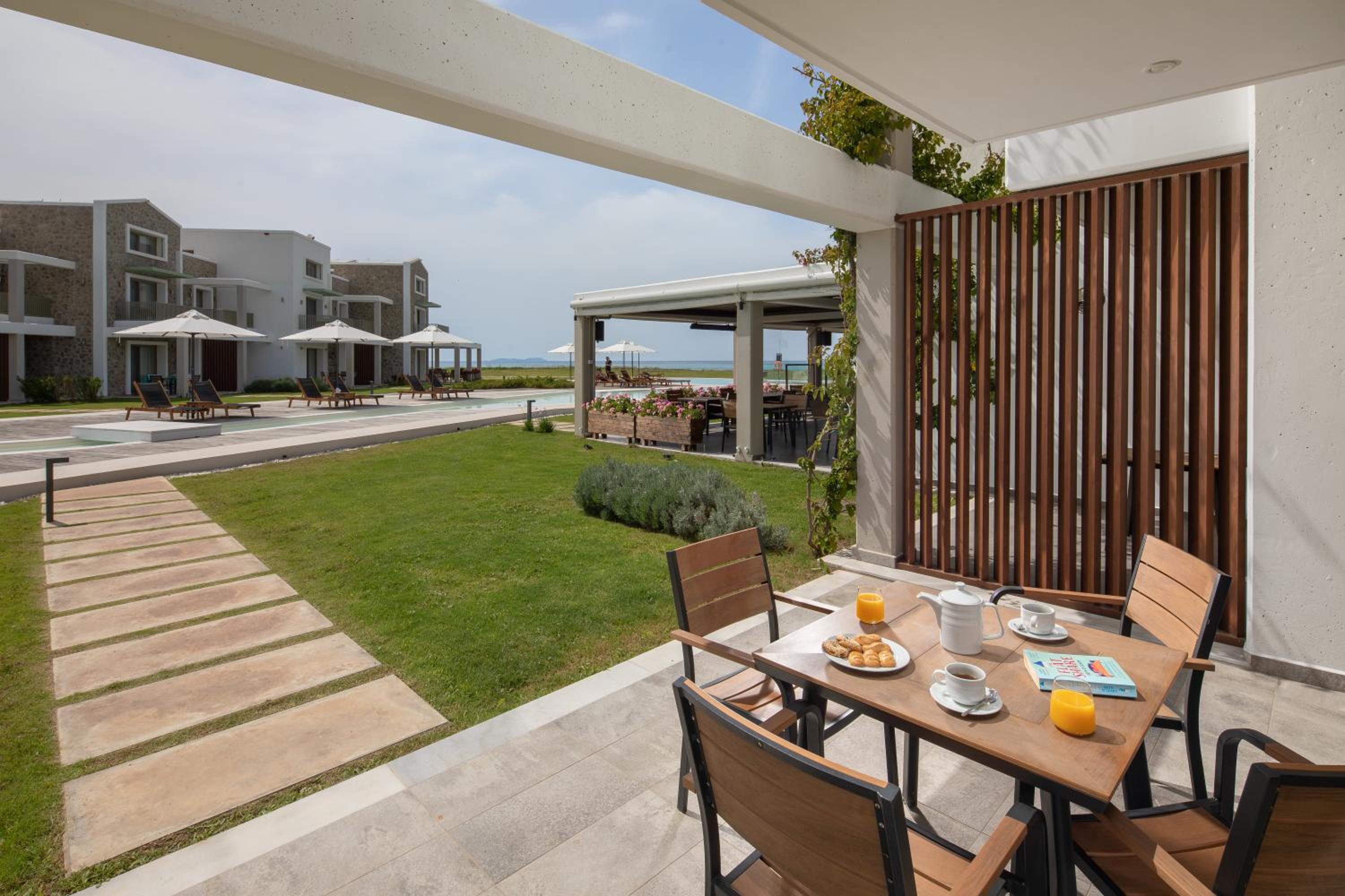 Deluxe Double Suite with Direct Access to the Pool and Side Sea View photo 3