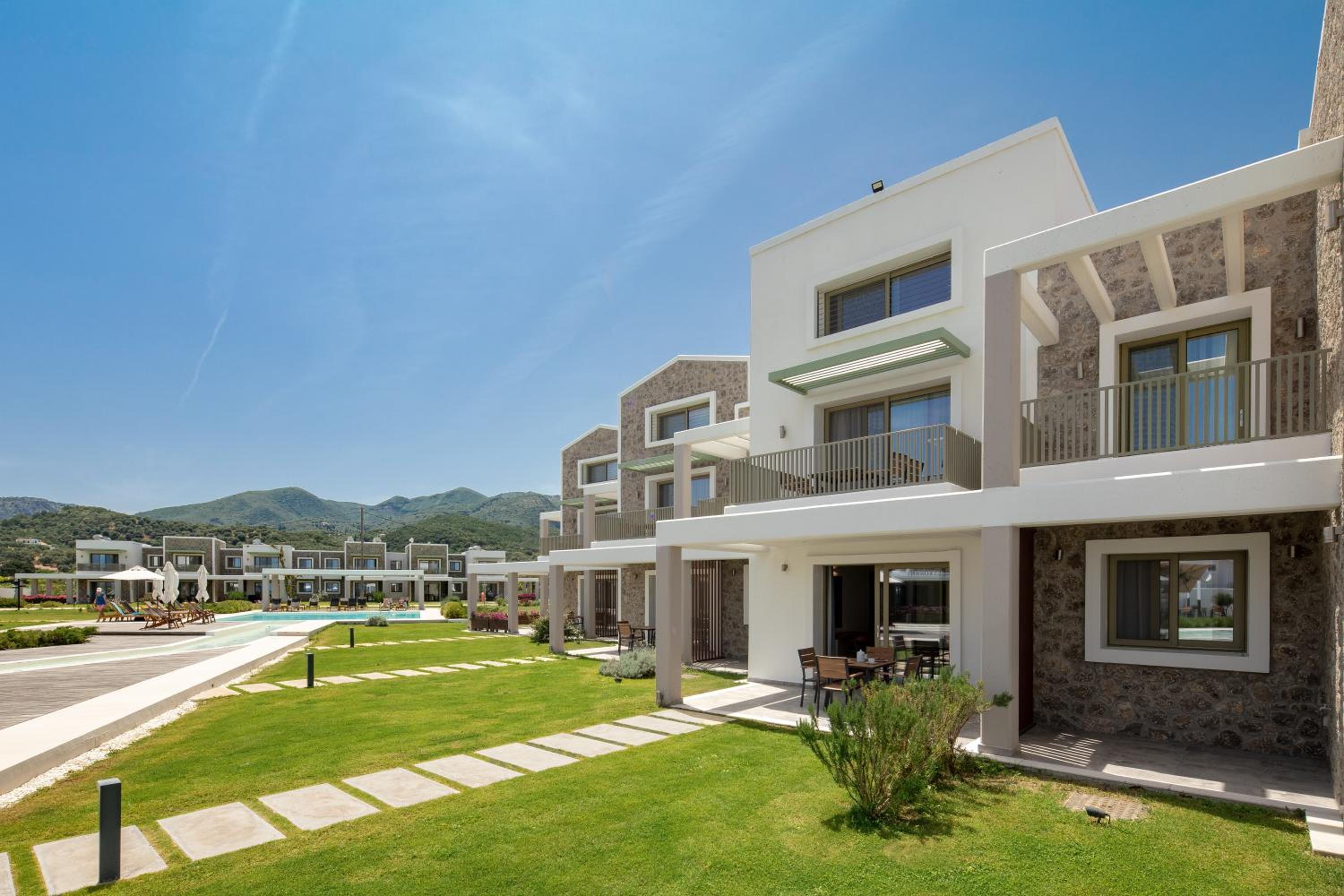 Deluxe Double Suite with Direct Access to the Pool and Side Sea View photo 2