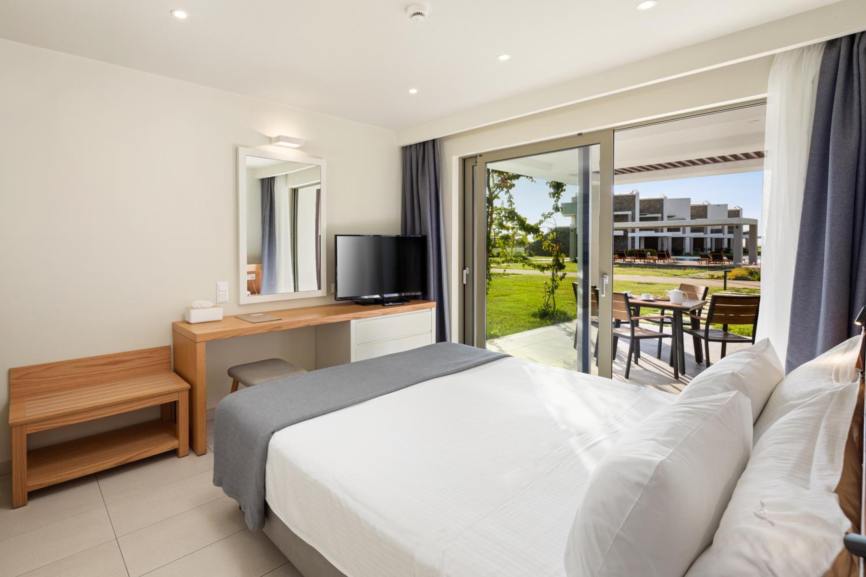 Double Suite with Limited Sea view and Garden View photo 2