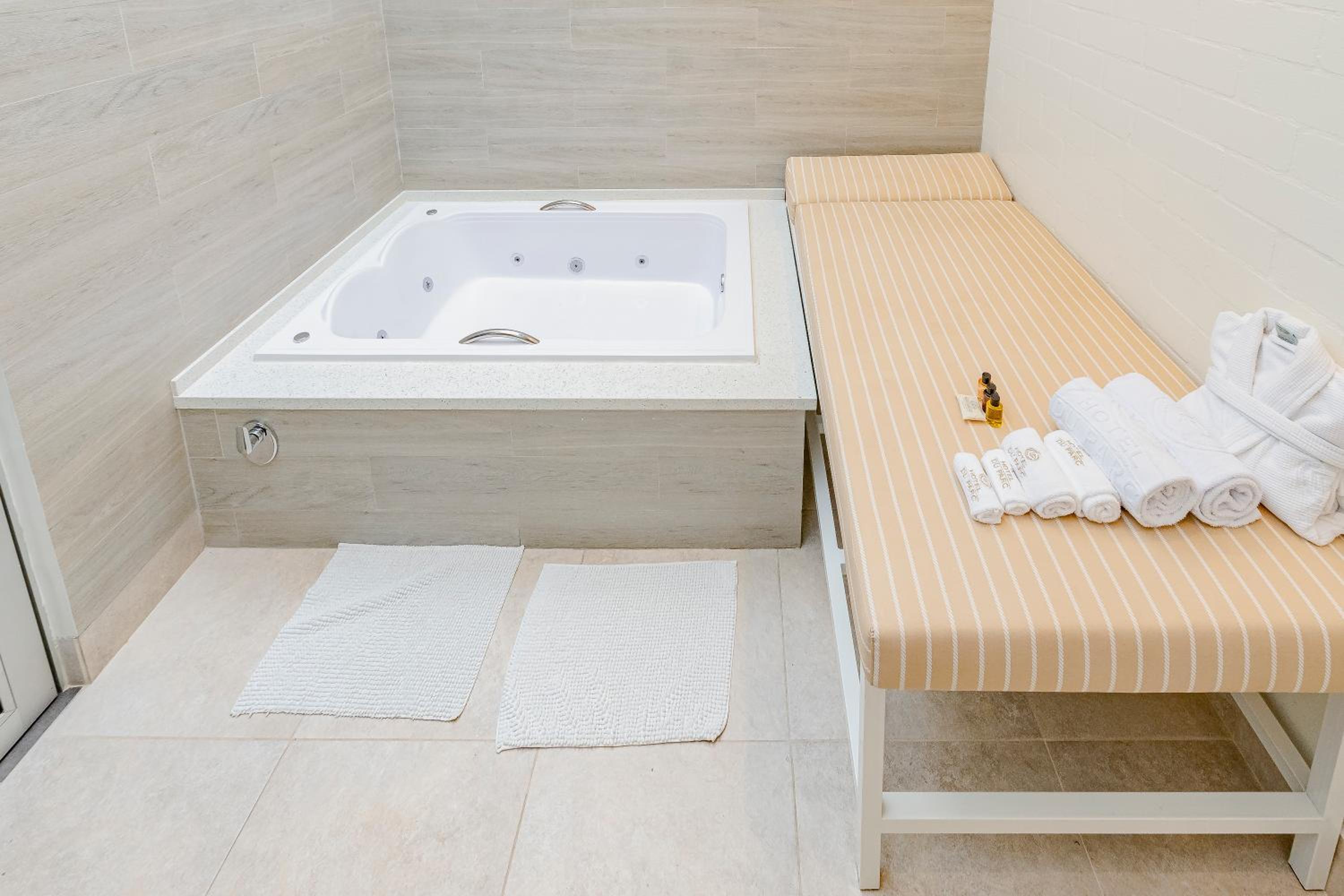 Double Room with Spa Bath photo 3