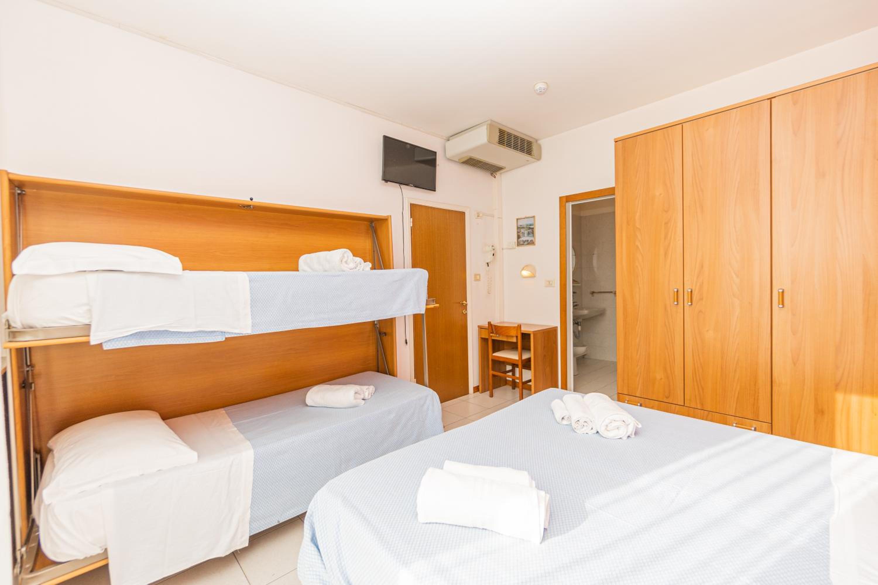 Quadruple Room - Photo 1