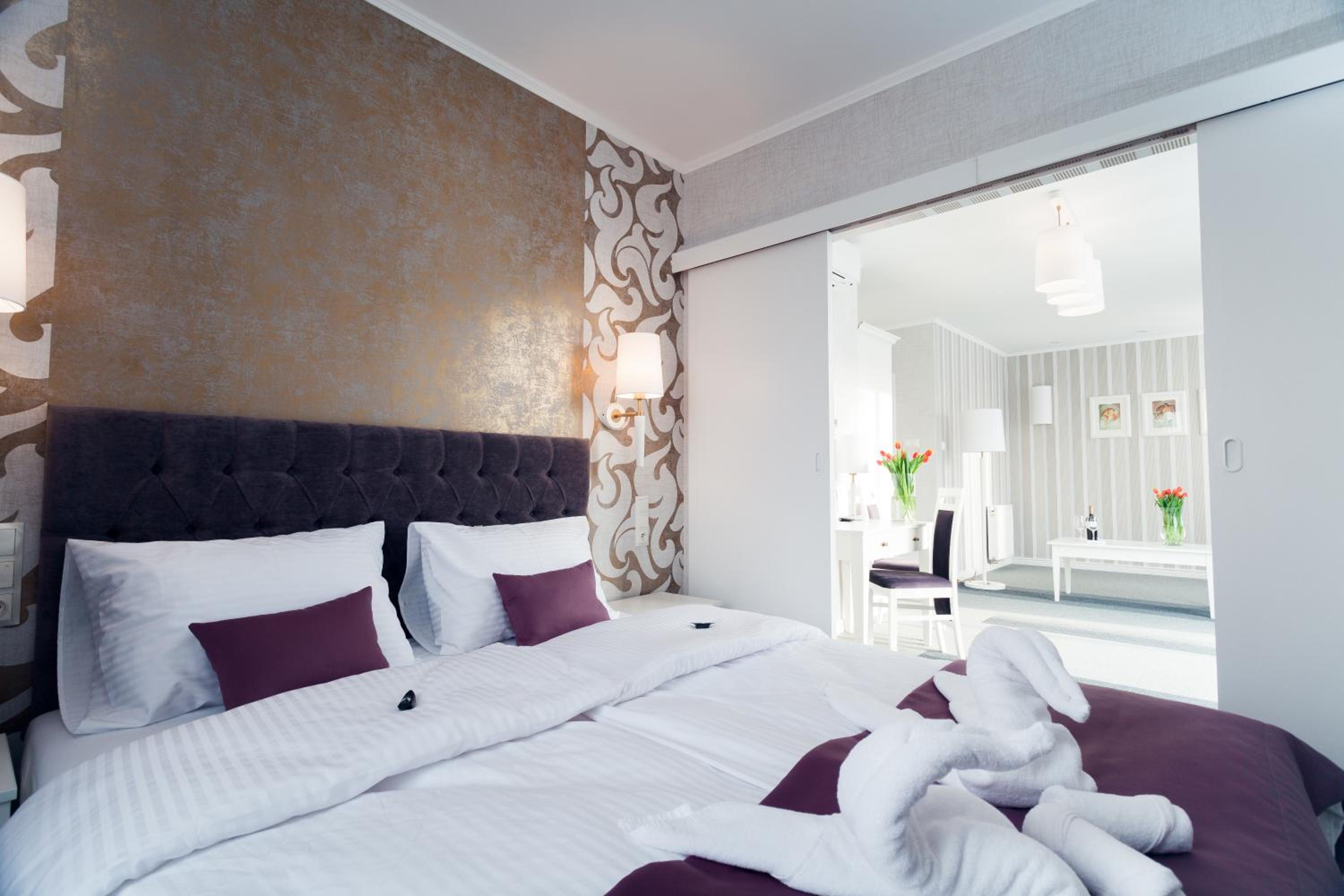 One-Bedroom Suite - Photo 3