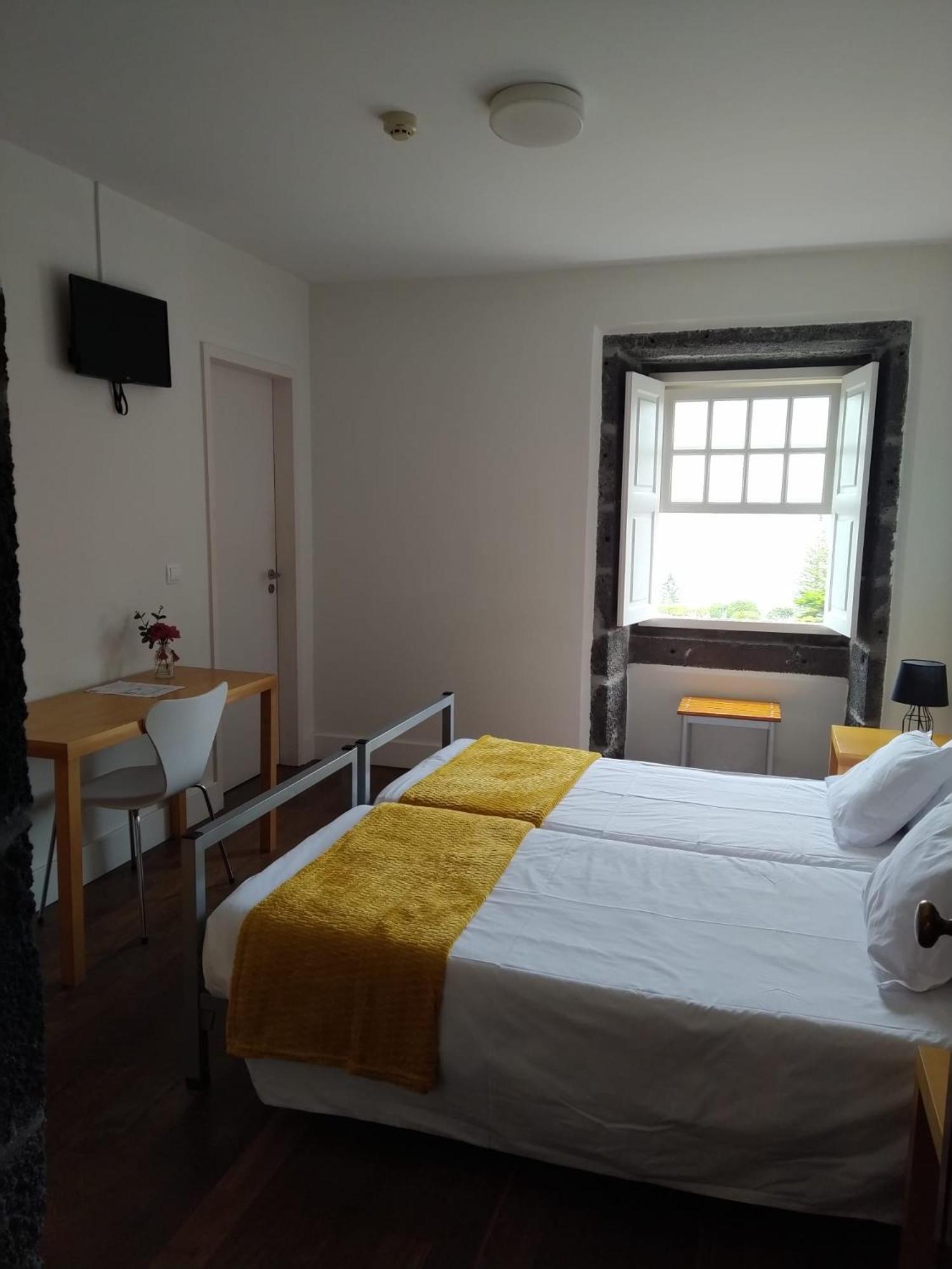 Twin Room with Private Bathroom photo 2