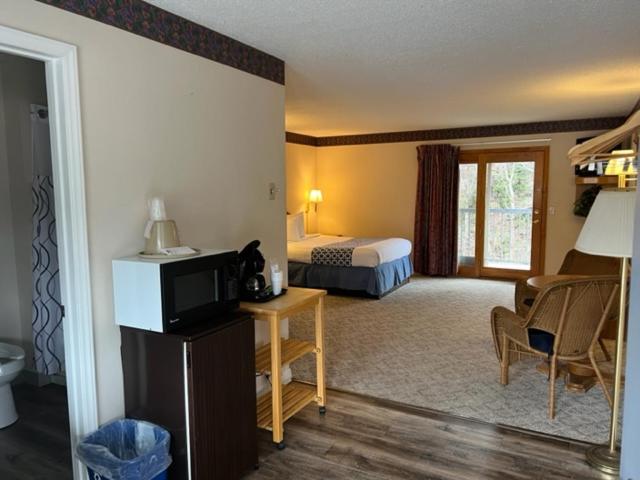 Queen Creekside Jacuzzi photo 1