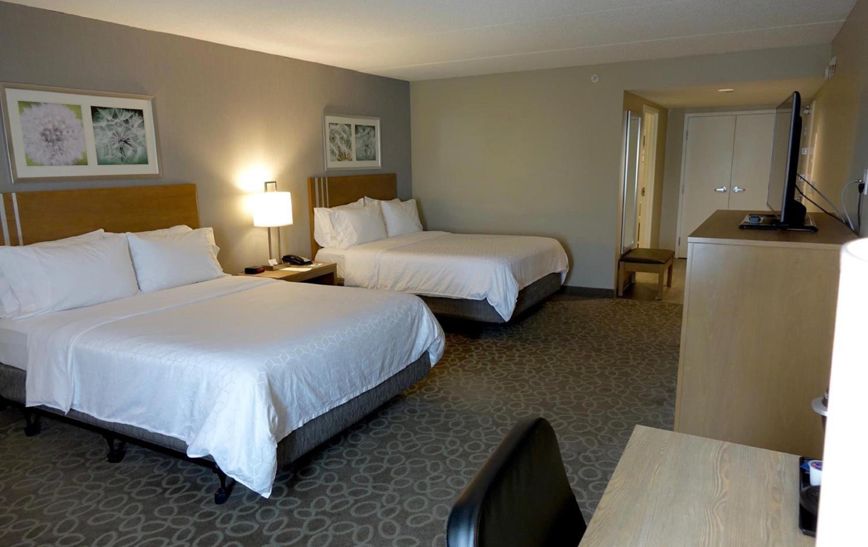 Queen Room with Two Queen Beds - Mobility Access Tub/Non-Smoking photo 1