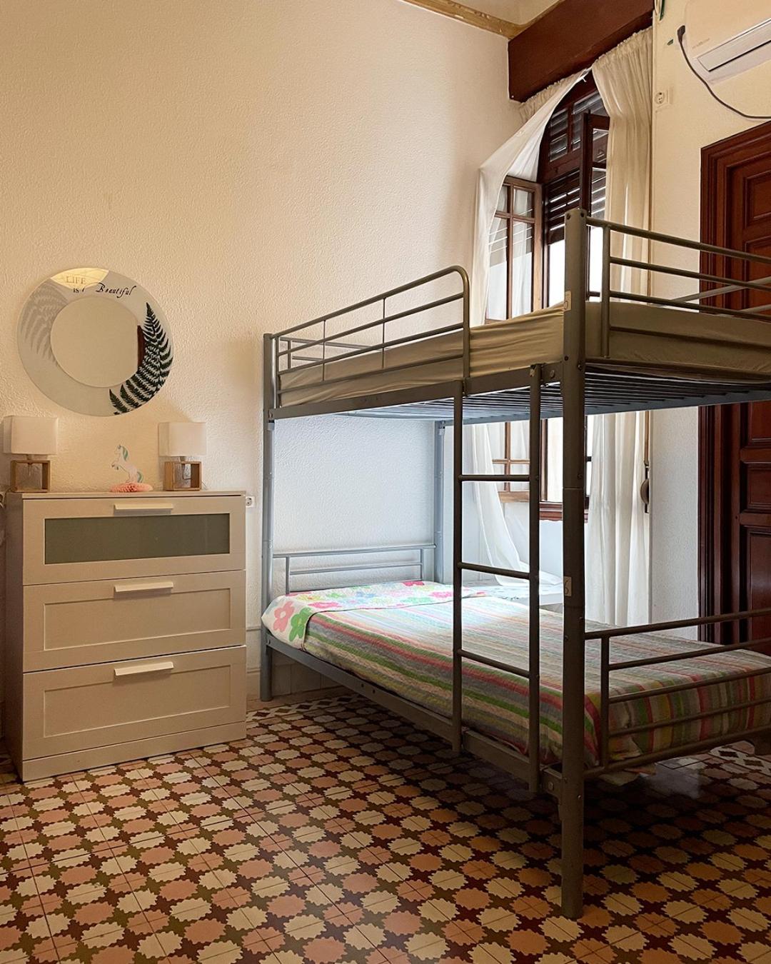 Cama individual en habitación compartida de 6 camas para mujeres.