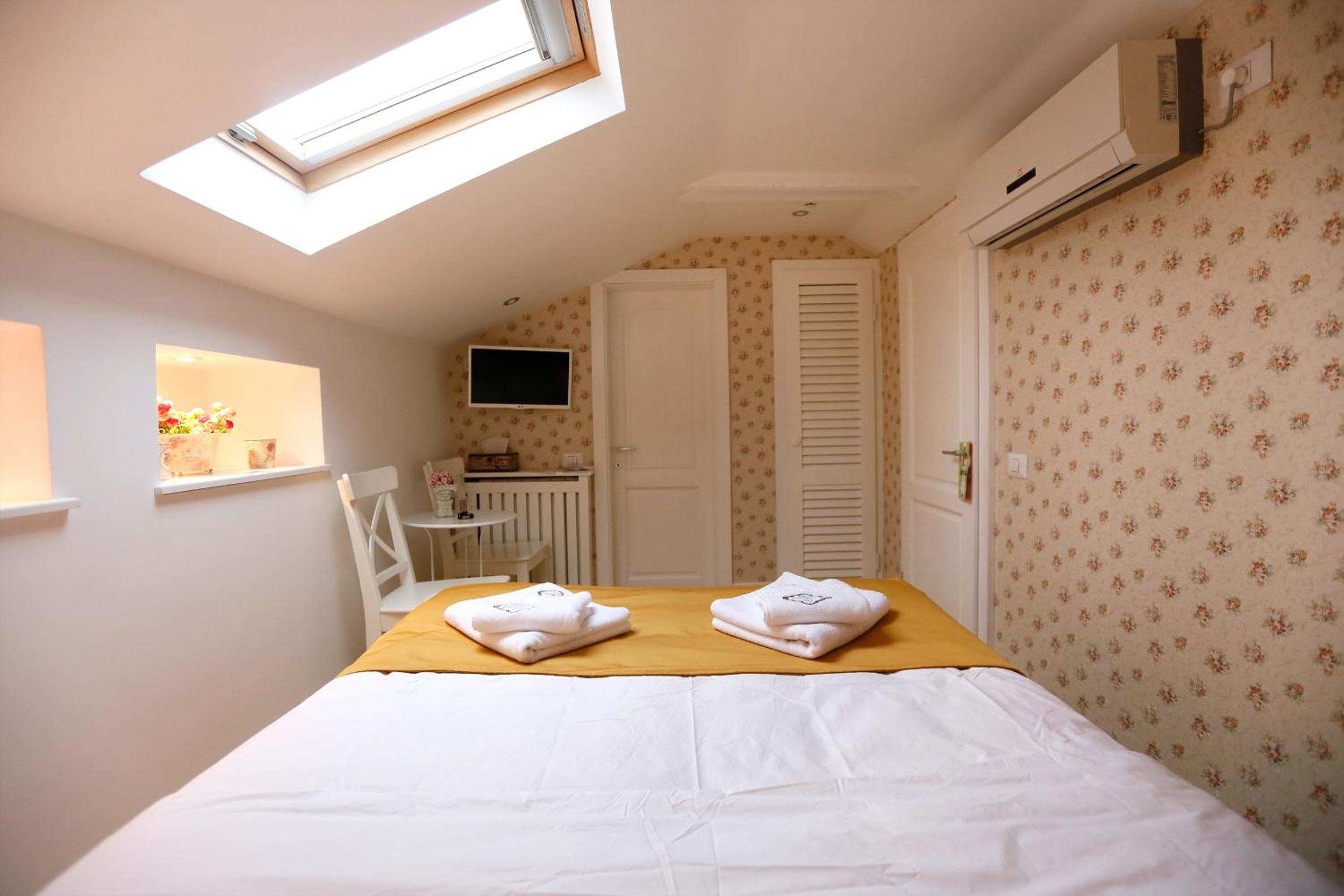 Double Room - Photo 16