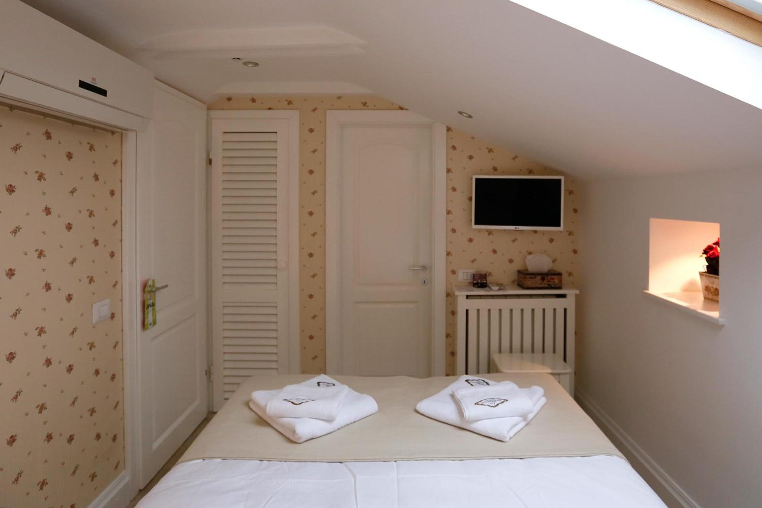 Double Room - Photo 12