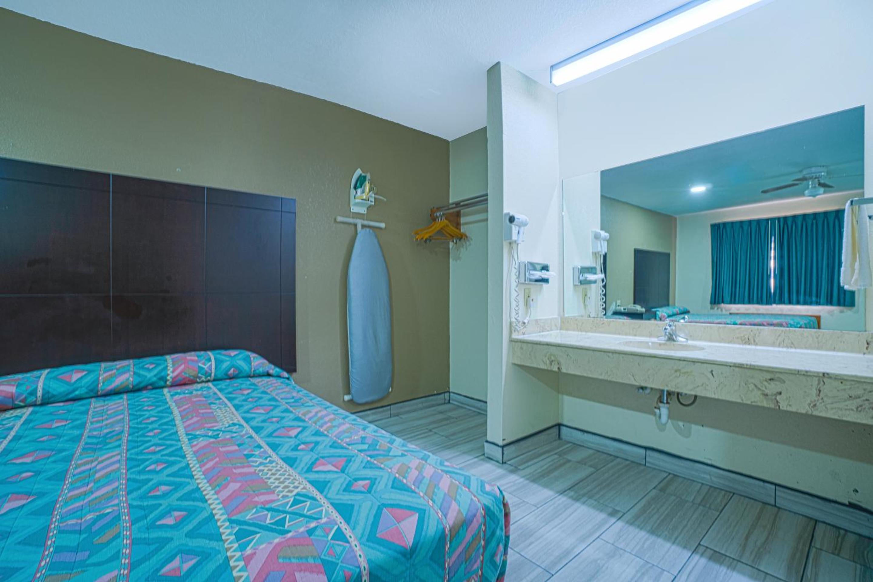 Double Room with Two Double Beds Smoking - Photo 2