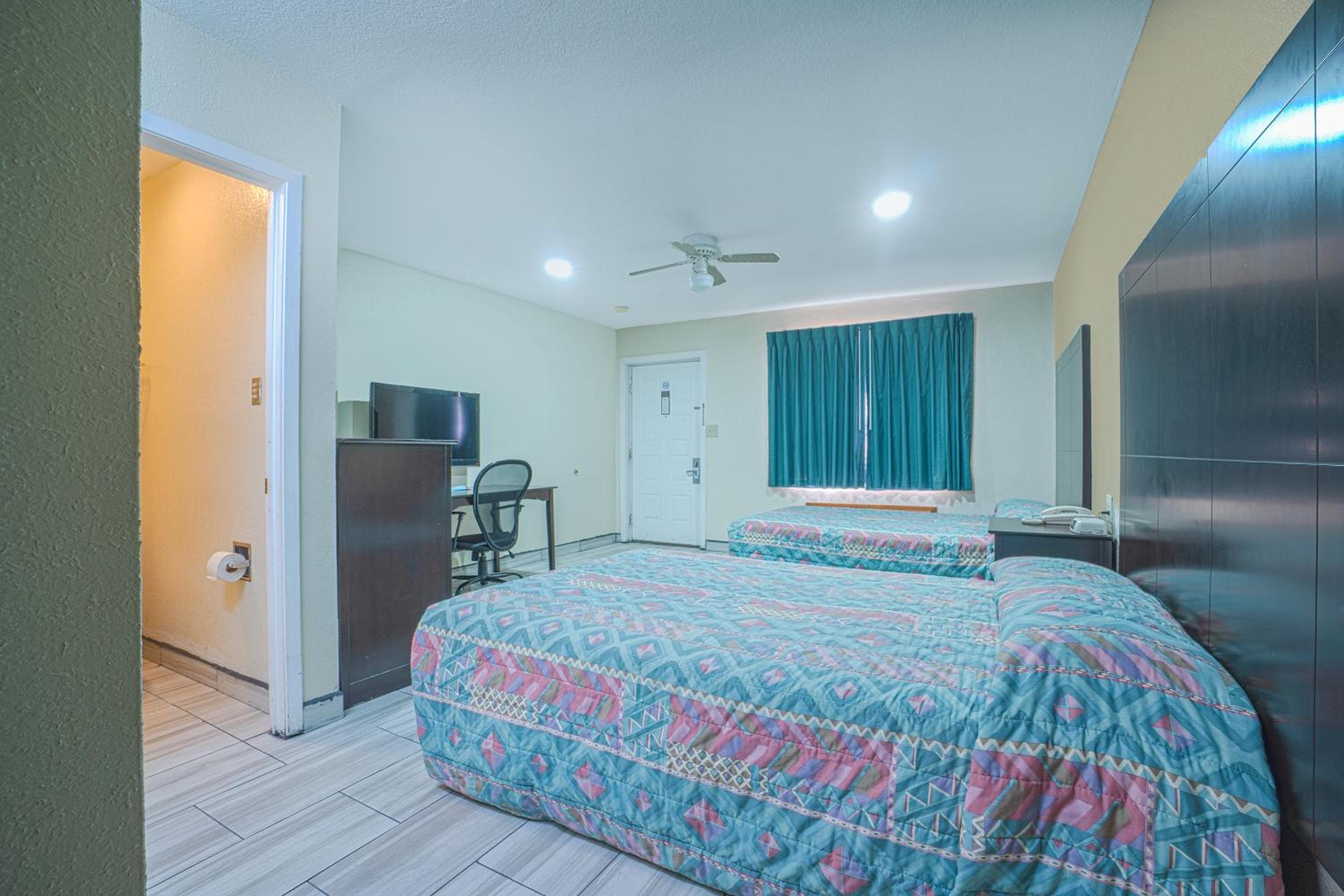 Double Room with Two Double Beds Smoking - Photo 7