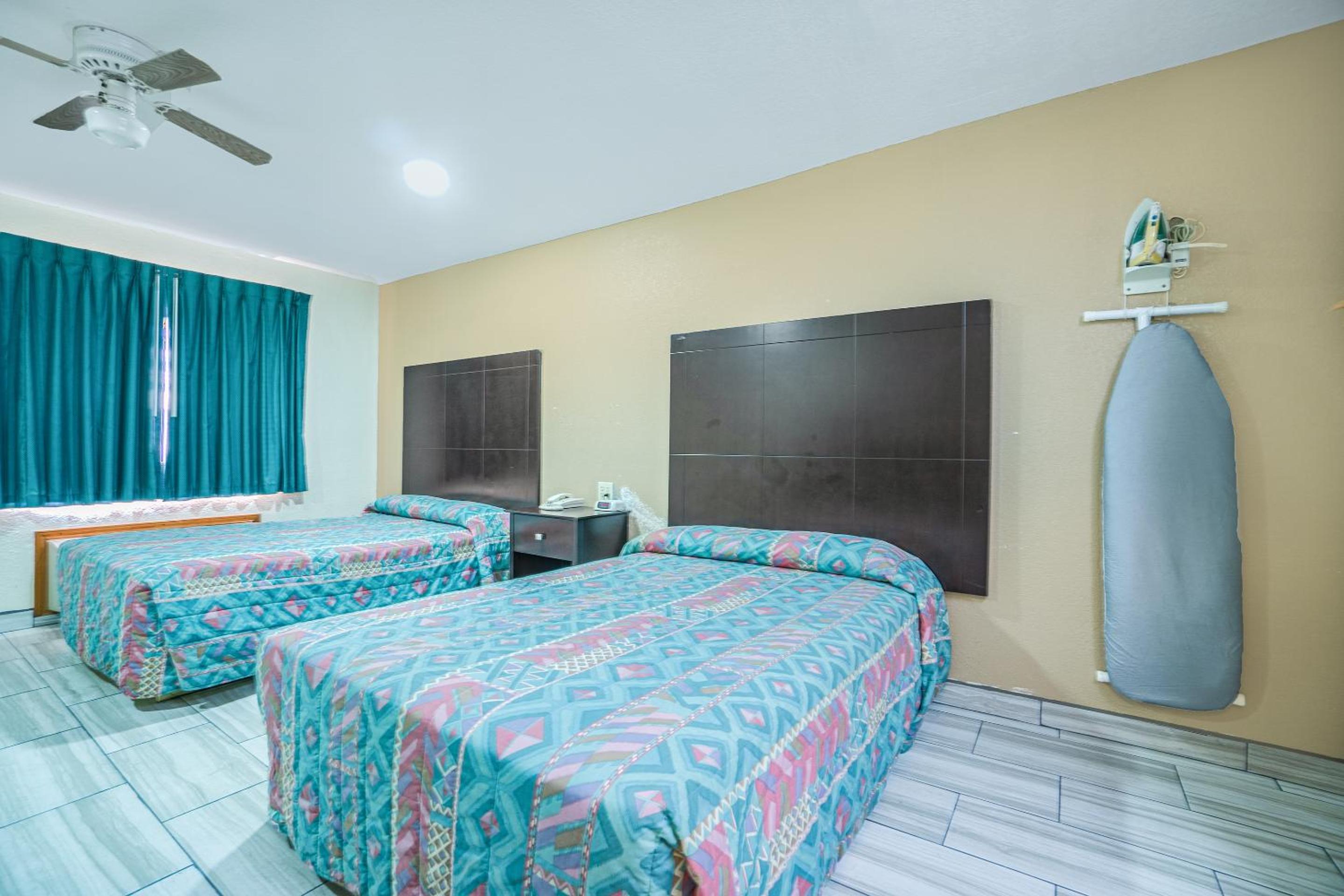 Double Room with Two Double Beds Smoking - Photo 4
