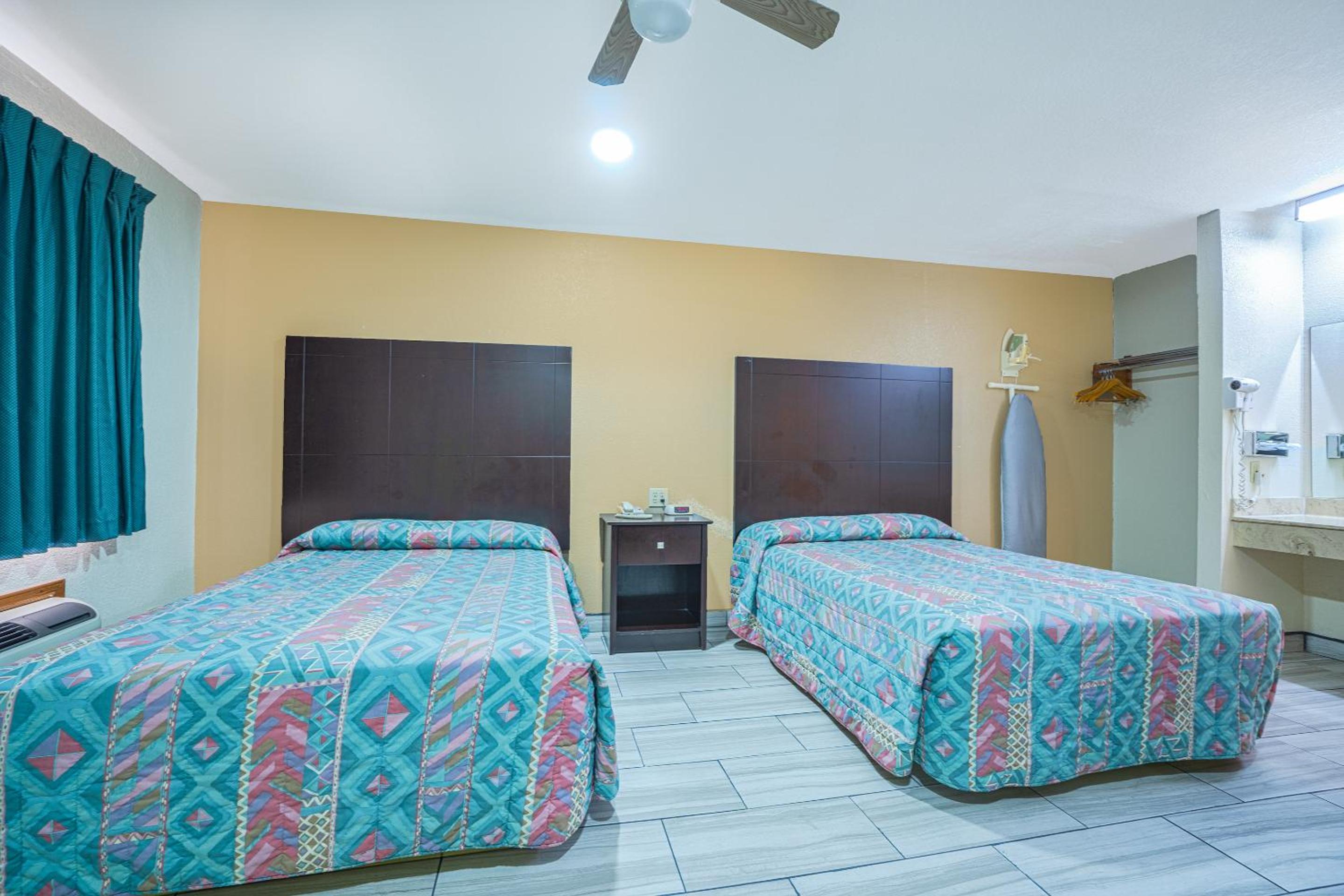 Double Room with Two Double Beds Smoking - Photo 1