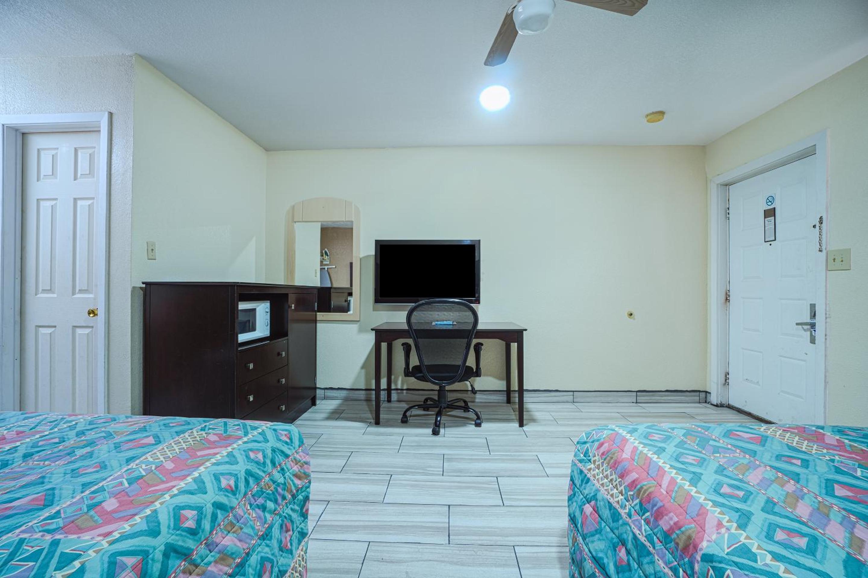 Double Room with Two Double Beds Smoking - Photo 6