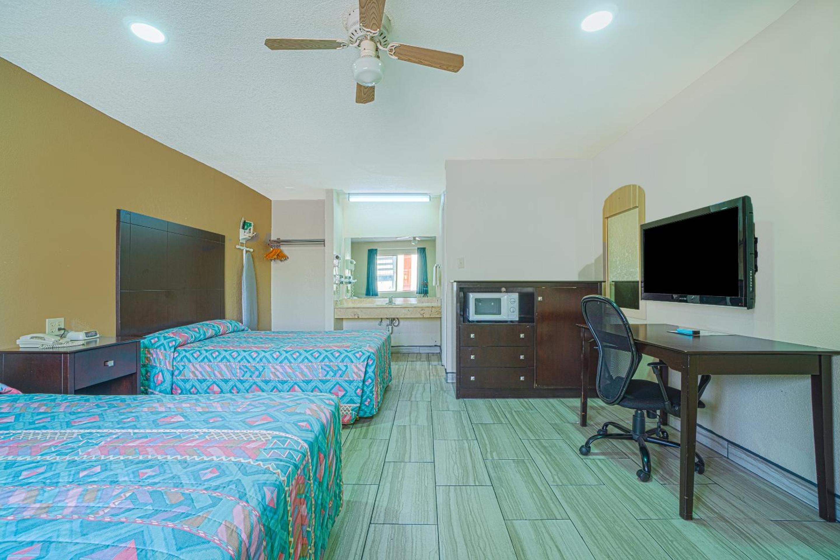 Double Room with Two Double Beds Smoking - Photo 8