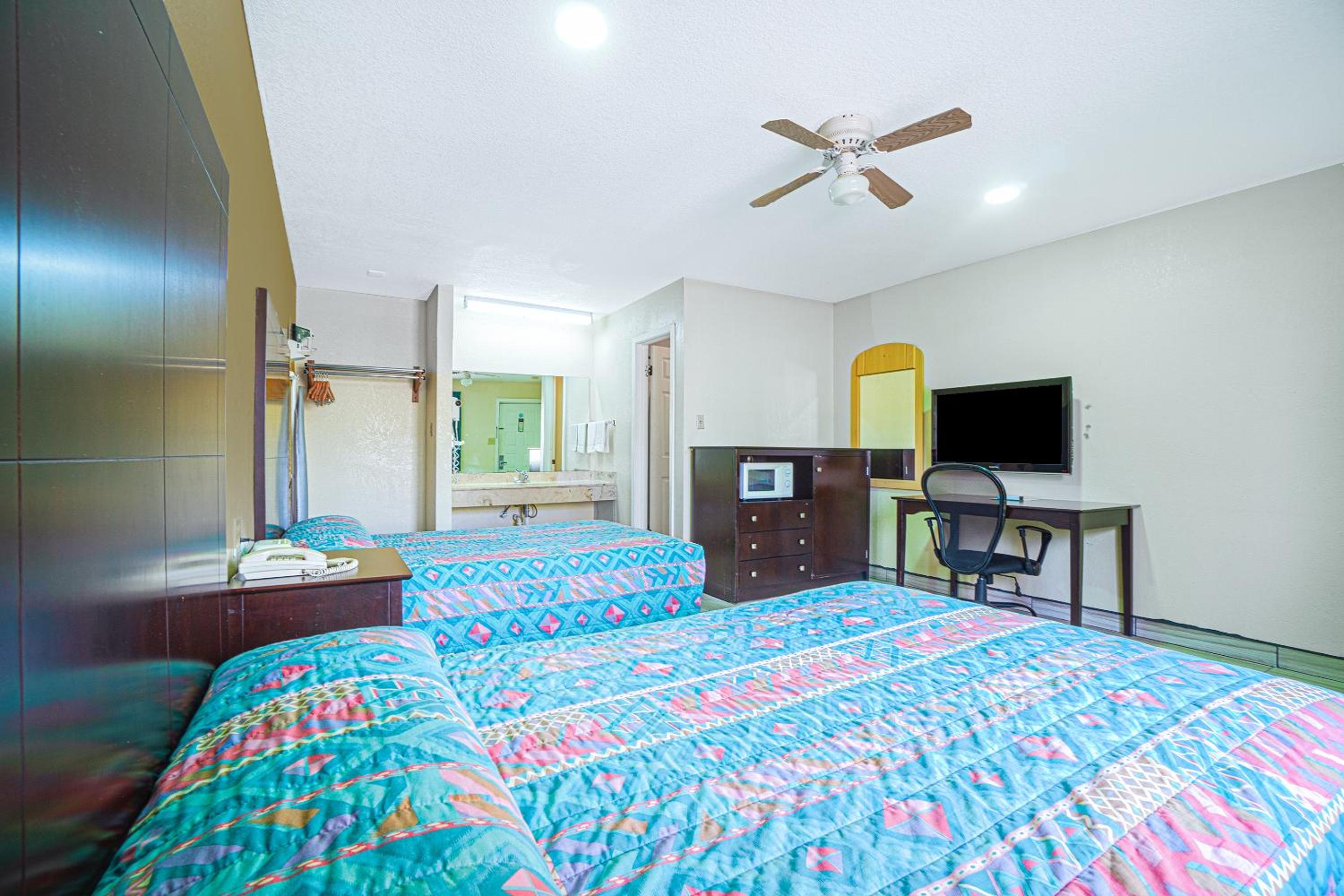 Double Room with Two Double Beds Smoking - Photo 5